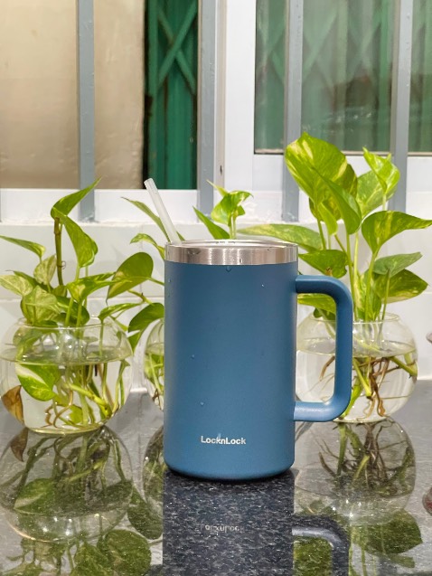 Ca giữ nhiệt quá chất lượng luôn ạ. Thân bình là lớp sơn nhám chống trầy, tay cầm chắc chắn cầm gọn tay. Có 3 màu lận nhưng anh nhà thích màu xanh để couple với má hihi. Giao nhanh khỏi nói rất tiện còn giá tốt nưa chứ 😊😊😊 Nhà mình có nhiều ca với ly cua Lock khác nhau lem dự định là cuối năm đủ collection dùng bao đã