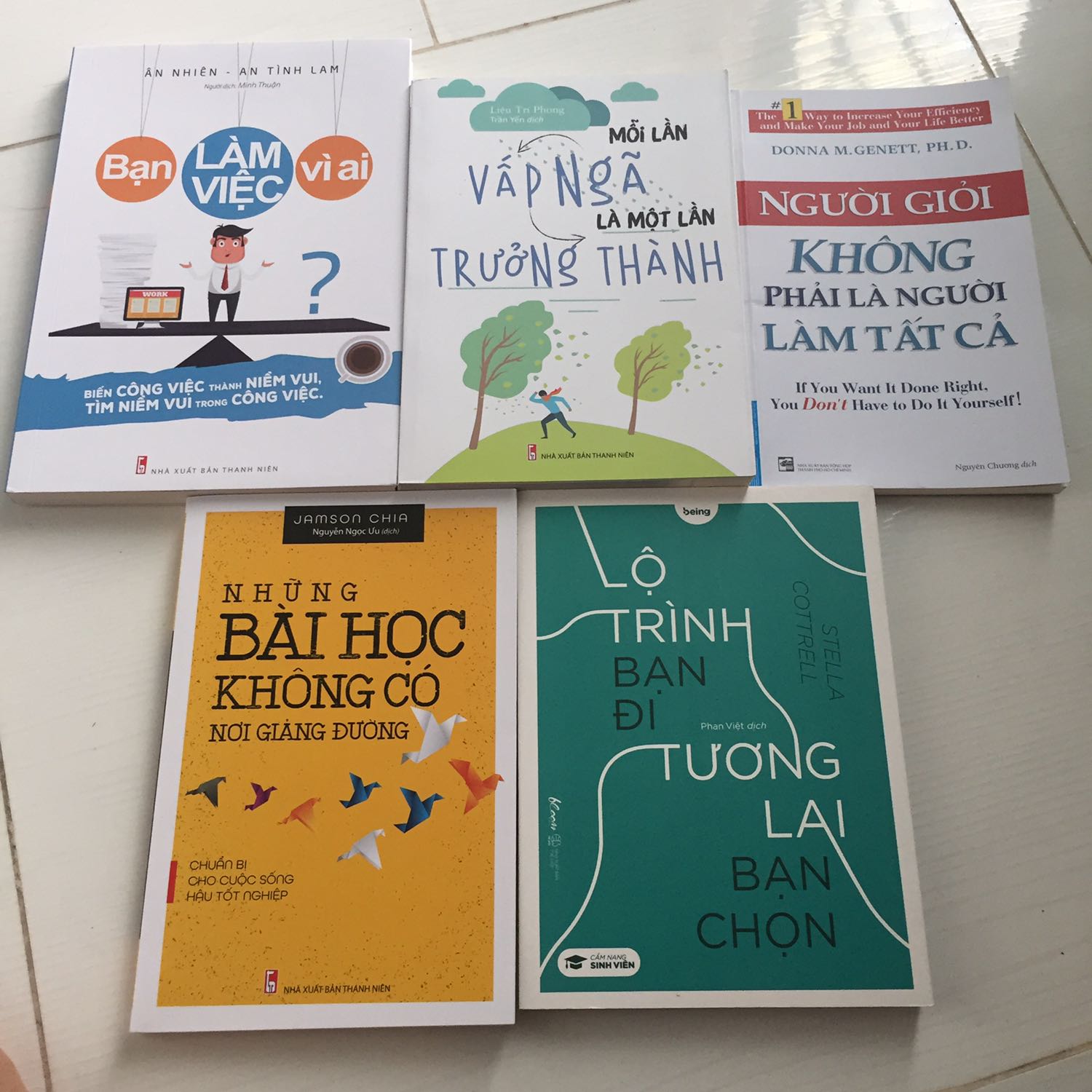 Dạo Tiki thấy sale rẻ quá nên gom hàng :)) giao hàng đúng hẹn, sách được đóng gói cẩn thận, có 3 cuốn được bọc giấy kính nữa ^^