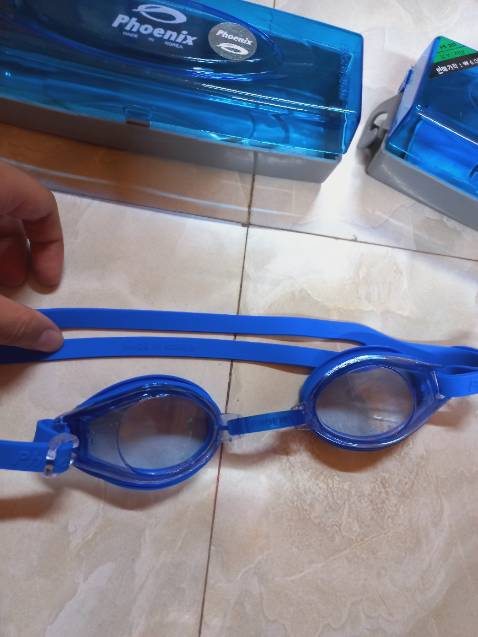 đeo êm. đánh giá kĩ xem trong hình nha.mình đặt 2 cái mà shop giao 1 cái nên nhắn shop giải quyết liền có gửi bù như trong hình. mình 13t đeo ok bth nhưng có lưu ý là kính có thể vô nước tùy theo cơ địa mặt á. mình đeo bth không vô nước xịn mà chị mình đeo lại vô nước. nên mn tìm hiểu đã nha. nói chung đóng gói hộp bao bì uy tín. nên mua nha mn. chi tiết trong ảnh