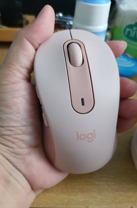 Đã mua size M, màu hồng. Chuột cầm vừa tay, đằm, silent; có nút nguồn on-off. Cắm usb vào laptop HP-Envy phần mềm Logi tự động kết nối, đề xuất cài đặt, thuận tiện. Rất ổn ở hiện tại, về lâu dài sợ lớp cao su 2 bên hông chuột sẽ có vấn đề.