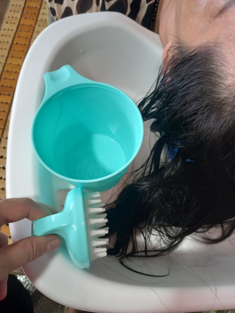 sản phẩm đẹp và tiện dụng như mong đợi
nhựa chắc chắn, miếng kê đầu cũng khá êm, chỗ kê gáy cũng vừa vặn không chắn lên khó chịu. ngoài ra còn có phụ kiện đi kèm dễ thương, lược massage dễ chịu lắm, cái ca mình tiện pha dầu gội nữa
chỉ chê cái dẫn nước chậm quá, mỗi lần đợi chảy hết khá là lâu. ngoài ra chỉ có màu trắng khiến mình dùng trong lo lắng sợ bẩn 😂