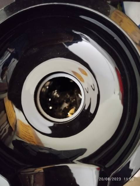 Tin tưởng nên đã giao tiền. Nghe lách cách, mở bên trong xem thấy hàng bị vỡ.