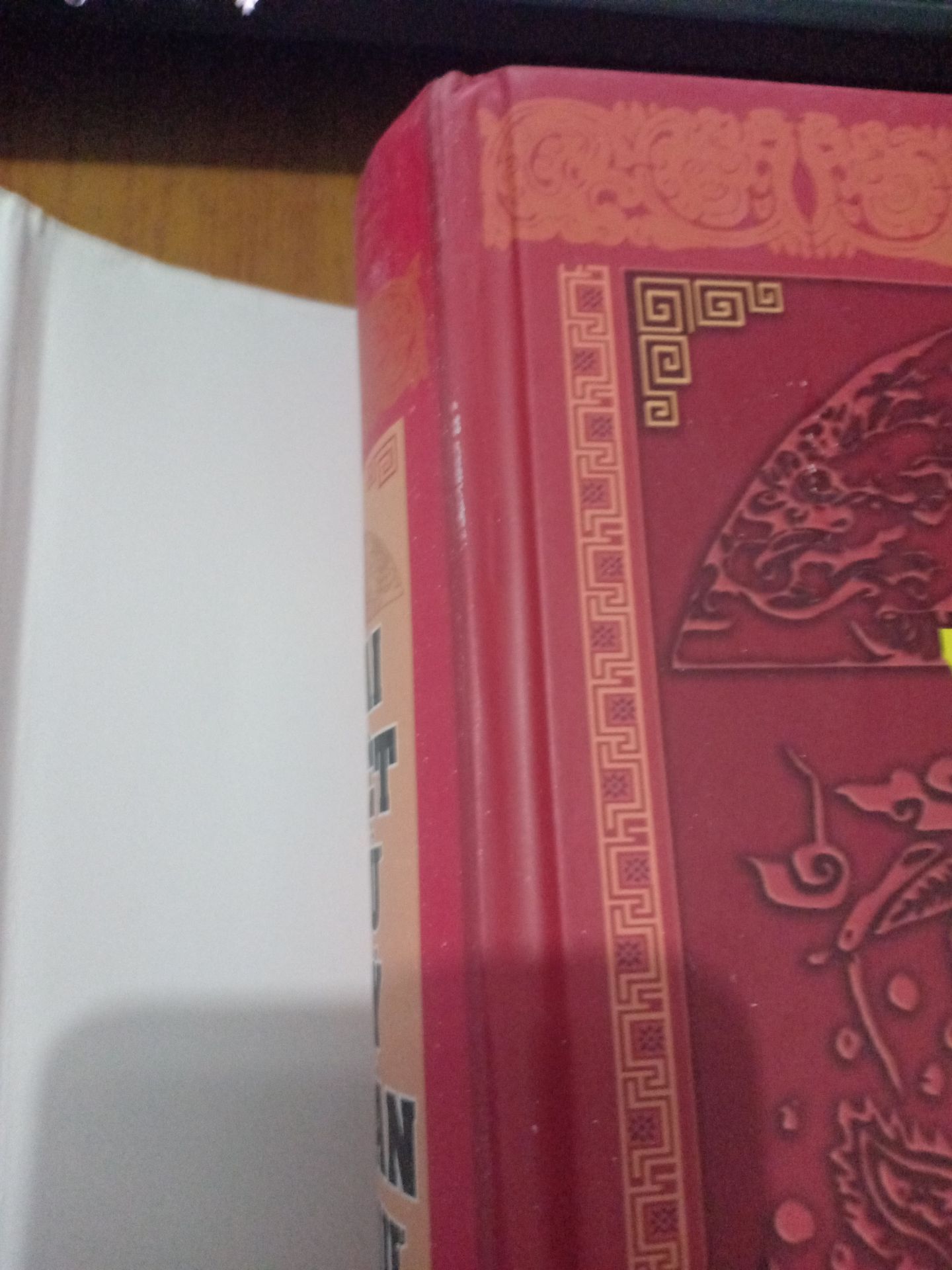 Sản phẩm tới tay khá là thất vọng ạ. Cứ như sách cũ ấy. Thừa nhận là việc vận chuyển bìa cứng đôi khi bị dập hay gấp góc là bình thường. Tuy nhiên thì đây là do shop đóng gói sơ sài quá. Cộng thêm lựa sách cũ ơi là cũ ấy. Còn về bản thân cuốn sách thì giấy hơi mỏng, nhìn hằm hổ, nội dung xịn xò khỏi bàn rồi. Mình vẫn để 5 sao cho shop nhé. Lần sau shop chú ý gói hàng cẩn thận, sạch sẽ hơn nha Sản phẩm tới tay khá là thất vọng ạ. Cứ như sách cũ ấy. Thừa nhận là việc vận chuyển bìa cứng đôi khi bị dập hay gấp góc là bình thường. Tuy nhiên thì đây là do shop đóng gói sơ sài quá. Cộng thêm lựa sách cũ ơi là cũ ấy. Còn về bản thân cuốn sách thì giấy hơi mỏng, nhìn hằm hổ, nội dung xịn xò khỏi bàn rồi. Mình vẫn để 5 sao cho shop nhé. Lần sau shop chú ý gói hàng cẩn thận, sạch sẽ hơn nha