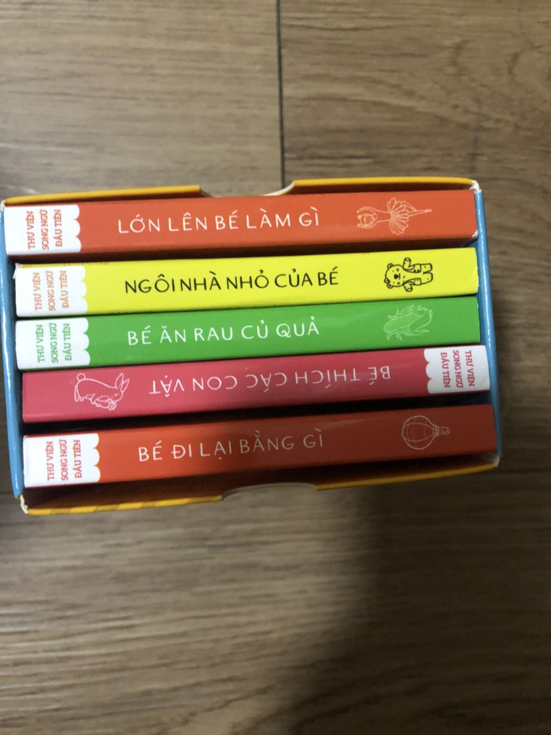 Cứ tưởng cuốn sách bự 
Nhưng mà chất lượng lắm
Màu sắc đẹp, cầm vừa tay, bé mình rất thích