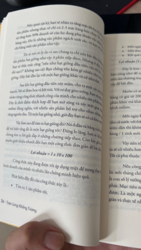 Nội dung dễ hiểu, chia sẻ của một người đi trước đã vấp ngã nhiều lần và cách tư duy thay đổi, câu từ đơn giản dễ thấm, chắc 1 ngày là nhai hết cuốn này luôn cho đỡ thèm. Bìa đẹp có thêm book care nhìn ghiền, nói chung là thơm và bổ đó