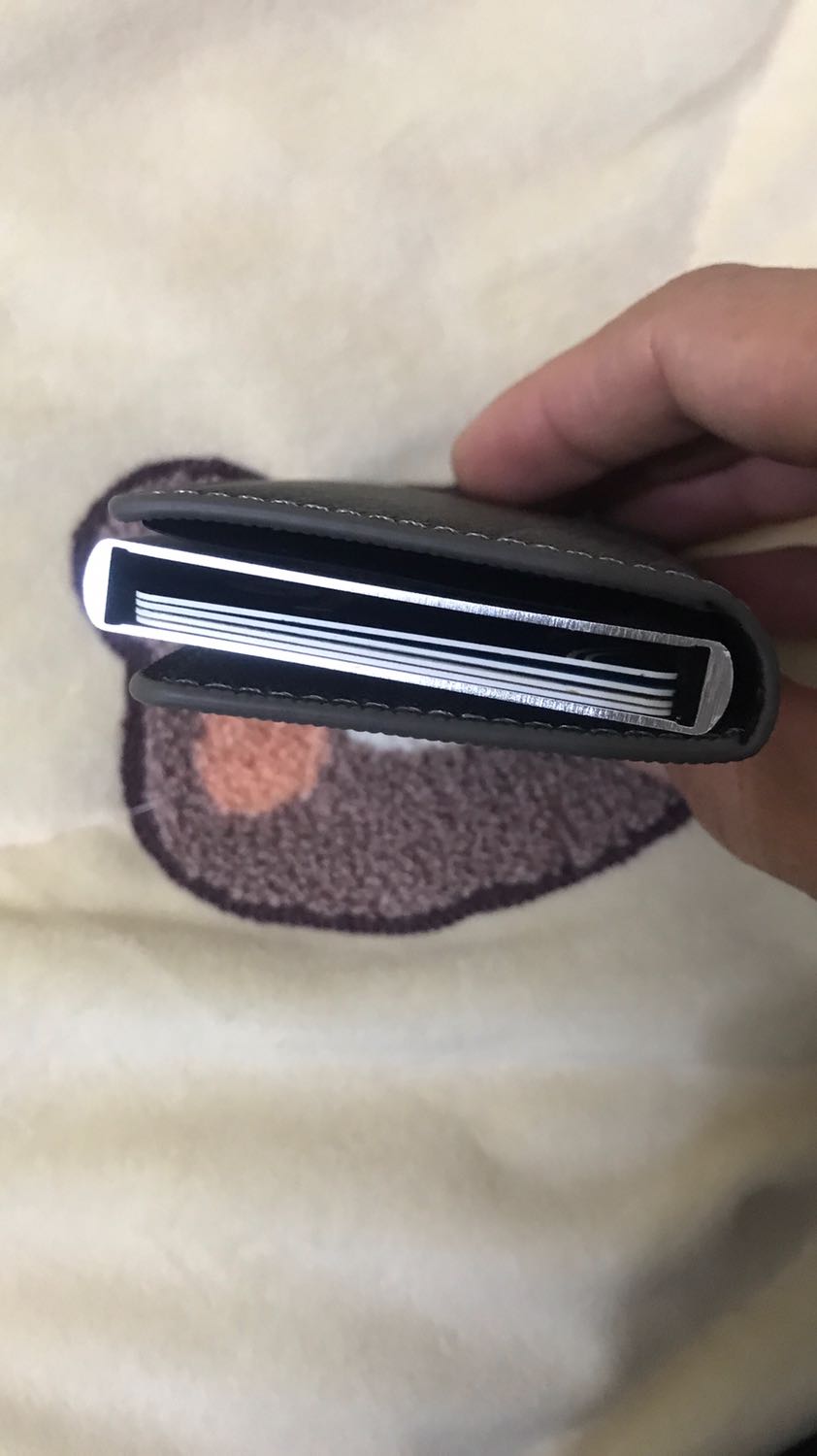 Ví đẹp và tiện dụng. Đa chức năng phết mọi người ạ. Phần vỏ da có thể để tiền mặt và giấy tờ nhỏ được. Phần hộp nhôm thì để thẻ thoải mái luôn. Thích nhất là nhét thẻ vào chắc chắn không bị rơi khi đẩy thẻ ra thì thẻ được đẩy theo thứ tự cao thấp rất dễ lấy và hay. Sản phẩm tốt. Ủng hộ shop.