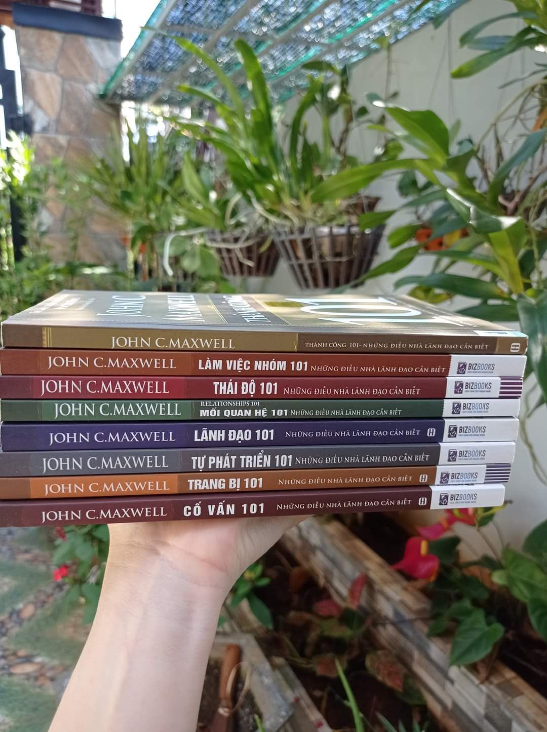 sách đẹp, mới, giao hàng nhanh
Bộ sách của John C.Maxwell giúp những ai đang là nhà lãnh đạo hoặc mong muốn trở thành nhà lãnh đạo tài ba có cái nhìn sâu sắc nhất về những vấn đề mà nhà lãnh đạo thường gặp. Bộ sách là công cụ không thể thiếu nếu các bạn muốn thành công