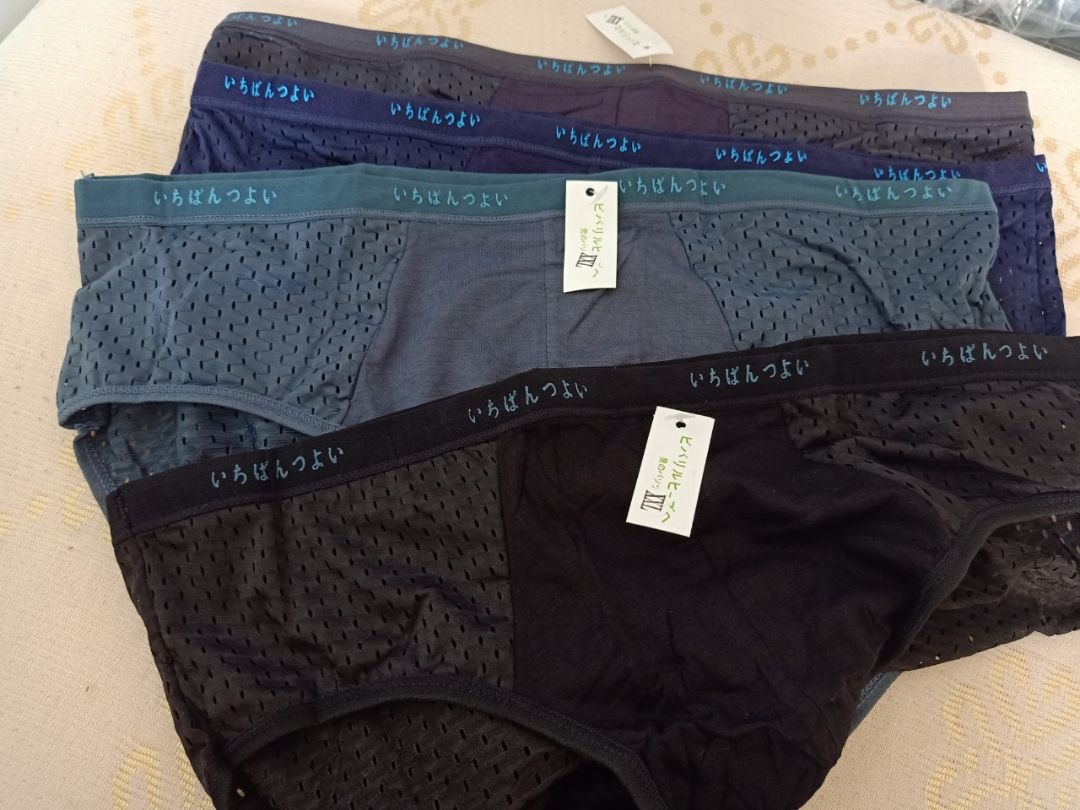 Tôi rất bất ngờ với thư cảm ơn này của shop. Tôi thấy shop bán hàng rất có tâm. Tôi không quan tâm nhiều đến size, tôi mua dựa trên thông số shop đưa ra, chồng tôi 78 kg  thấy mô tả để size XXL nên tôi mua luôn. Chồng mặc rất vừa. Vải rất mềm và mát, phù hợp mùa hè. Đơn hàng này tôi mua 3 san phẩm vừa ý hết. Cảm ơn tiki nhiều Tôi rất bất ngờ với thư cảm ơn này của shop. Tôi thấy shop bán hàng rất có tâm. Tôi không quan tâm nhiều đến size, tôi mua dựa trên thông số shop đưa ra, chồng tôi 78 kg  thấy mô tả để size XXL nên tôi mua luôn. Chồng mặc rất vừa. Vải rất mềm và mát, phù hợp mùa hè. Đơn hàng này tôi mua 3 san phẩm vừa ý hết. Cảm ơn tiki nhiều