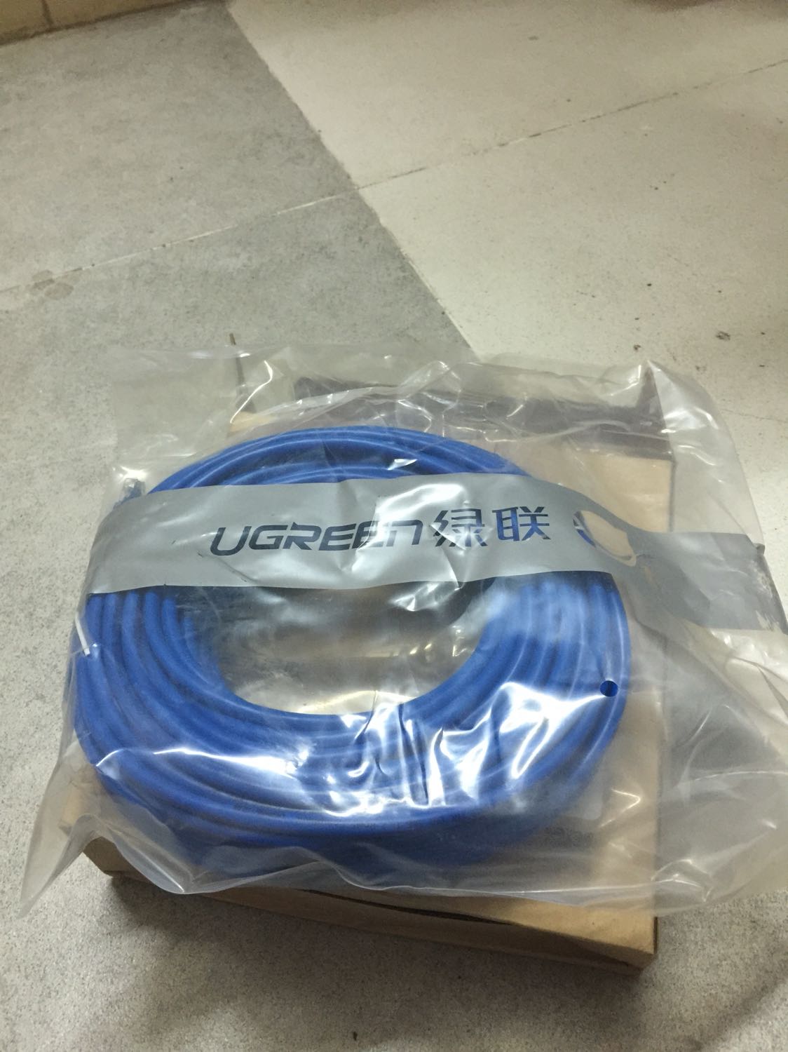 Cáp đúng chính hãng Ugreen lun, dây chắc chắn được gói trong bọc nilong bỏ trong hộp nhìn rất lịch sự. Đầu cáp dạng đúc nên ko sợ tụt như đầu cáp bấm thông thường. Theo như nhà sản xuất thì đạt chuẩn cat6 nên tốc độ truyền tải nhanh. Vỏ bọc ngoài dây khá cứng chứ ko mềm như các loại cáp thông thường cho các bạn thoải mái đi dây ko sợ ảnh hưởng chất lượng bên trong. Sản phẩm còn nhiều kích thước khác nhau phù hợp với nhu cầu của nhiều người. Chúc các bạn mua sắm vui vẻ!