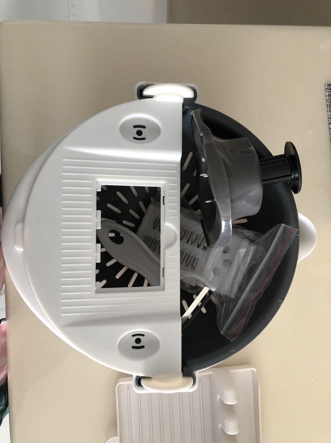 Mình chưa xài nên không biết các lười dao có sắc bén hay không nhưng cảm quan bề ngoài thì mình không hài lòng về chất liệu rổ, nhựa không đẹp, cũng không cứng cáp, khó chùi rửa vì chỉ đẩy phần rổ được qua 1 bên