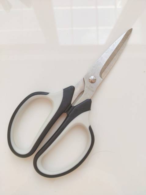 Kéo bén. Dễ cầm. Không có gì phàn nàn.