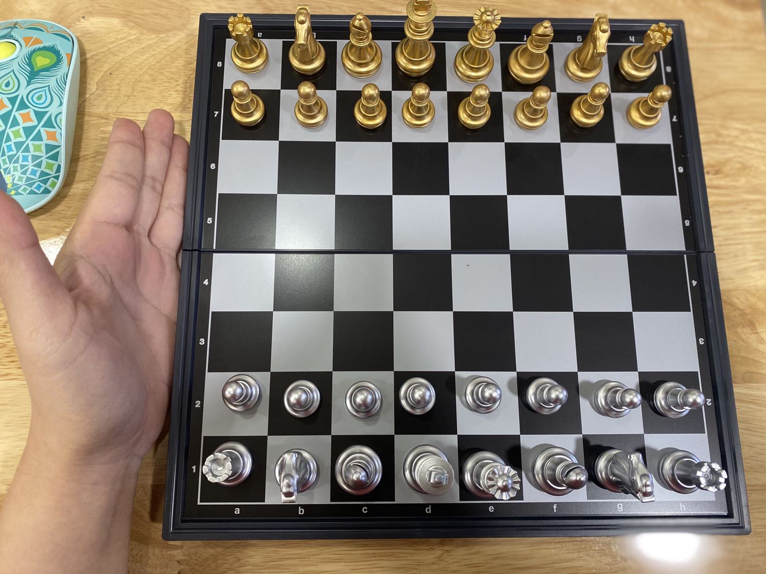 Bàn cờ và quân cờ rất chắc chắn, đóng gói cẩn thận. Quân cờ siêu đẹp, có nam châm hút, cầm vừa tay. Thấy nhiều bạn mua ở shop khác xong review là bàn cờ bên ngoài quá nhỏ chỉ bằng 1 gang tay mình cũng hơi lo nhưng shop này mình chọn size nhỏ nhất rồi vẫn rất vừa vặn ko bị tí hon như mấy chỗ kia. Cực kì hài lònggggg