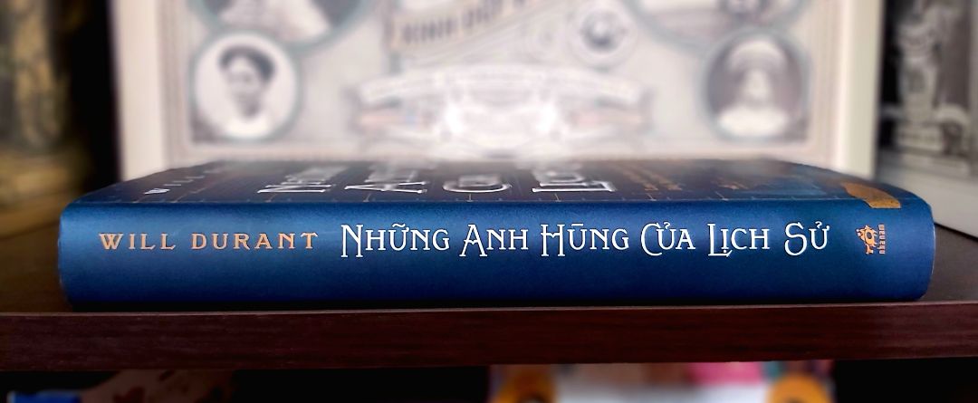 Những anh hùng của lịch sử là một tác phẩm cho thấy rất rõ quan điểm của Durant về việc sử gia phải đồng thời là một triết gia. Ông nỗ lực nghiên cứu, nghiền ngẫm để truy tìm những viễn tượng triết học chứa đựng trong các sự kiện lịch sử, từ các vấn đề tôn giáo, chính trị tới xã hội, chẳng hạn như đấu tranh giai cấp và thậm chí cả cuộc tranh cãi có tính thời sự hơn, về tính khả dĩ của việc để người *** làm việc trong quân đội. Ông không hướng tới tạo dựng một thứ gọi là “lịch sử toàn bộ ”, không biến cuốn sách thành bộ sưu tập ngày tháng hay bản tóm lược những điểm quan trọng nhất trong loạt sách kiệt tác trước đó (Câu chuyện của các nền văn minh). Ông kích thích độc giả hứng thú theo đuổi những “hình tượng anh hùng” mà họ cảm thấy thuyết phục nhất. Bởi vậy, trong cuốn sách này, bạn đọc sẽ gặp rất nhiều kiểu hình tượng anh hùng, anh hùng trên chiến trường, anh hùng chính trị, anh hùng văn hóa - nghệ thuật, anh hùng triết học và tôn giáo v.v. Qua ngôn từ đầy sức cuốn hút của ông, chúng ta có thể thấy những tầm vóc của triết học, những bài học về di sản được truyền lại vì sự khai trí và lợi ích của các thế hệ tương lai, cũng như có thể hé nhìn vào “một thành phố trên thiên giới ”, “đất nước của tâm trí” với một tầm nhìn vĩ đại, cao quý, bao dung, trí huệ, đầy tình yêu.
Dịch vụ của Tiki rất tốt, giao hàng nhanh và tiện lợi cho KH. Like & Thanks!