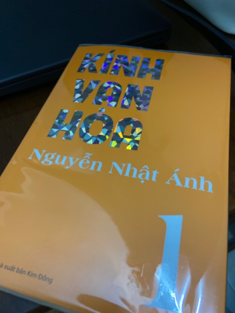Giao hàng nhanh, đóng gói cẩn thận. Sách in đẹp và có ảnh minh hoạ dễ thương, phần bìa tên truyện đặc biệt in hoa văn chiếc kính vạn hoa nữa 🤩 
Mỗi câu chuyện lại đưa mình về khoảng thời gian đi học với vô vàn snghi hoặc kỉ niệm mà rất nhiều người cùng có, hoài niệm và thích thú thật sự