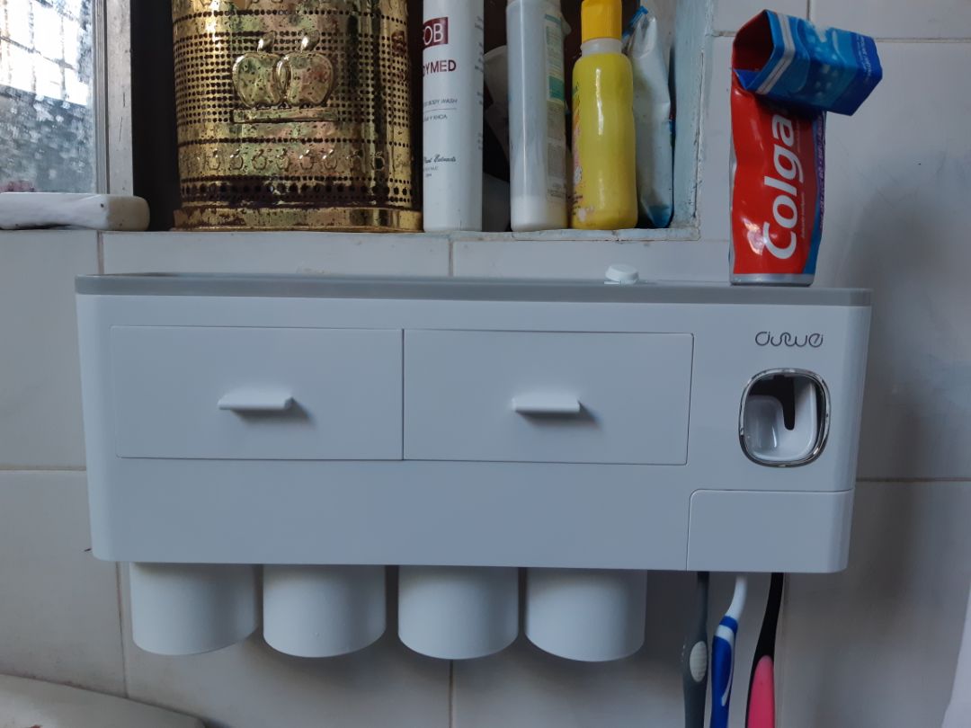 nhìn sang hẳn. cái đầu lấy kem đánh răng ko có hướng dẫn nên mò 1 lát mới hiểu nó hoạt động ra sao.
 bonus mấy cộng lông xoắn trong sản phẩm làm chi không biết. mình phải rửa lại hết mới dám treo.