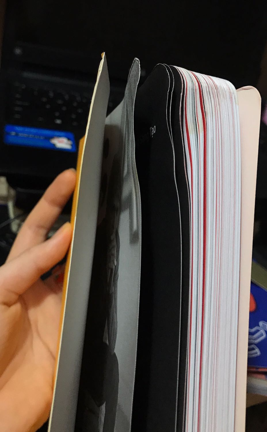 Sách về tay mình với tình trạng khá tệ, chả hiểu sao hộp gói ko ướt nhưng sách mình thì ướt, thế là giấy cong vòng lên. Vết nước tạo thành vệt ố vàng luôn. Thất vọng, nhưng dù sao cũng dịch dã, với hà nội mưa mấy hôm vừa rồi nên thôi cứ để 4 sao