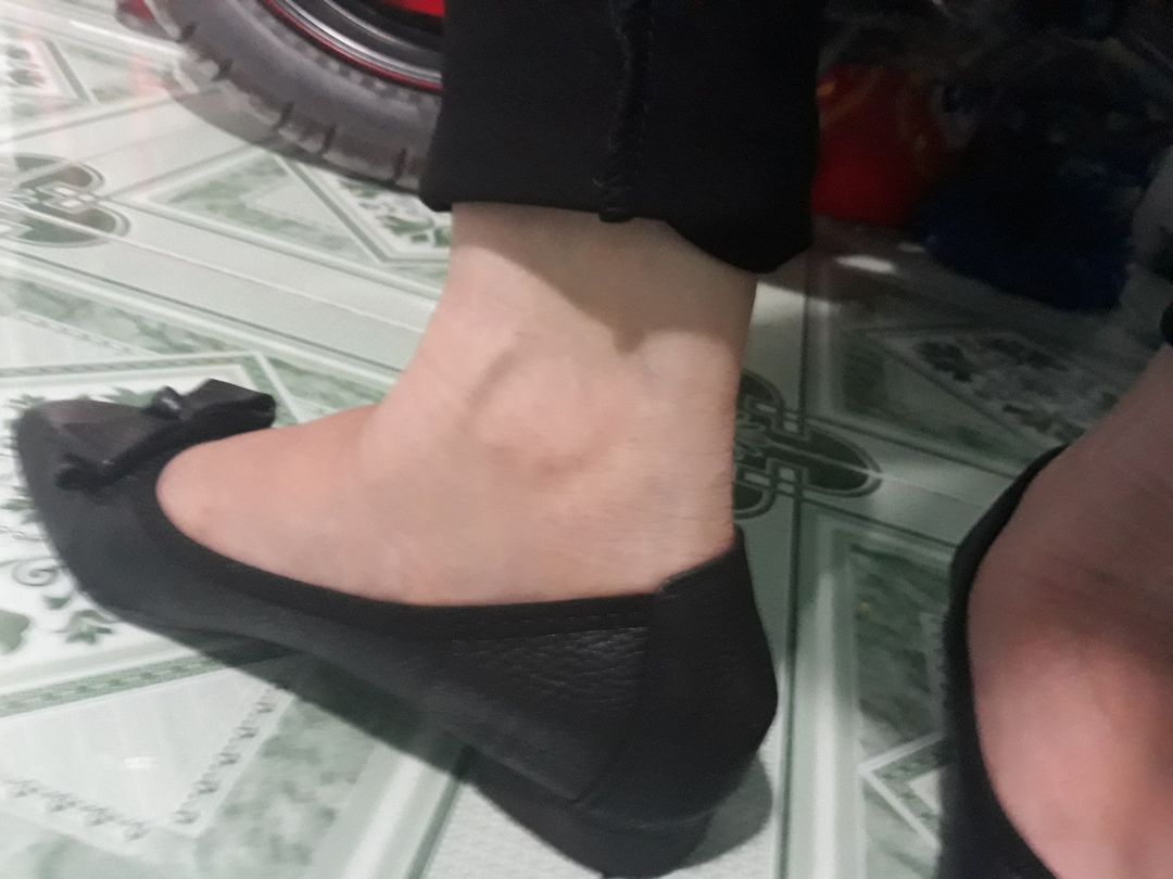 giày cũng tạm được, mền mại nhưng chỉ có phần phía sau ở gót giày hơi bị rộng so với kích cở nên có cảm giác nó phình ra.shop cải thiện ở điểm này nhé.