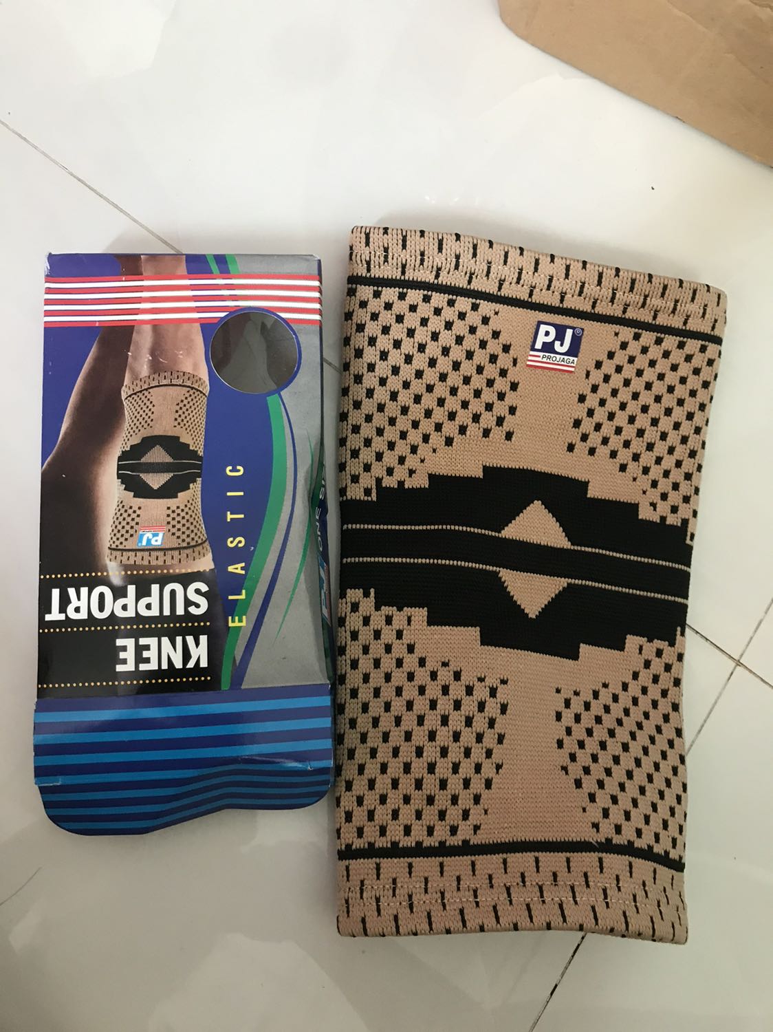 1 chiếc như hình
Không để ý có size không, mang vô rộng, không có tác dụng gì với mình 
Hàng giao quá lâu