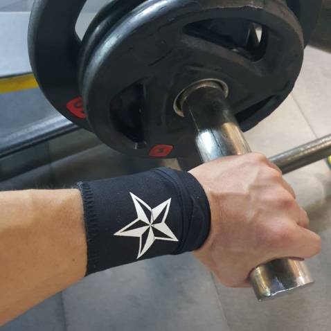 Rất hài lòng , mình mua dùng tập street workout với tập gym  đều ok cả , càm giác sau khi bó cổ tay rất chắc chắn , thực hiện các bài khó cảm giác yên tâm hẳn ,. màu sắc và mẫu mã rất ok , thấy còn đẹp hơn cả mẫu của nước ngoài . Giá rẻ phù hợp