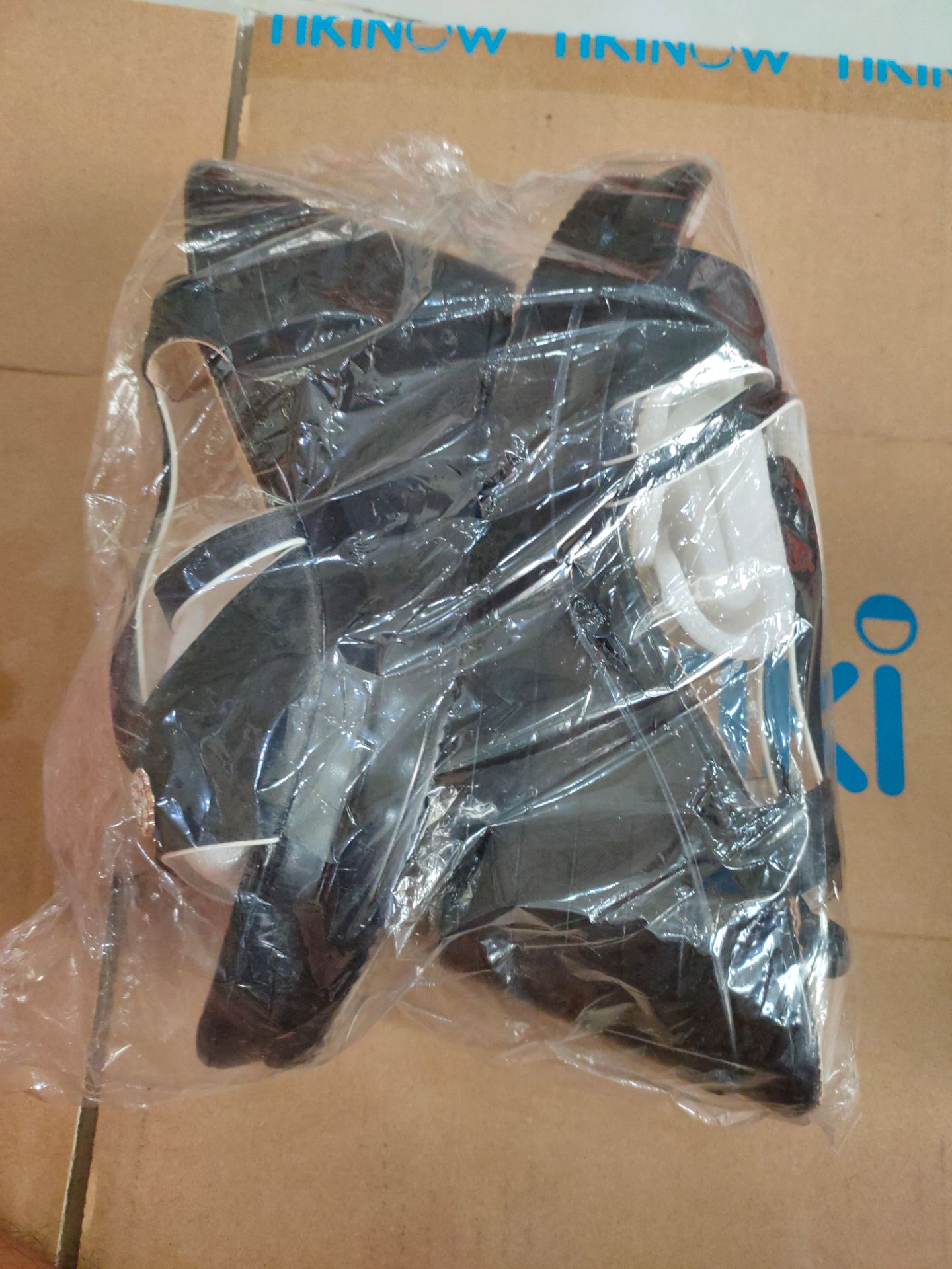 Giày đẹp, nhẹ, giao hàng nhanh....Rất đáng tiền....