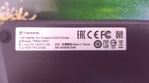 Giao hàng sớm hơn 1 ngày so với dự kiến. Tiki đóng gói khá chắc chắn, Box nguyên seal, không có tem nhập khẩu hoặc tem chống hàng giả. DVD mới sản xuất 2021, tôi thử dùng thấy đọc, ghi, xóa tốt nhưng hơi ồn ào. Hy vọng dùng bền lâu!