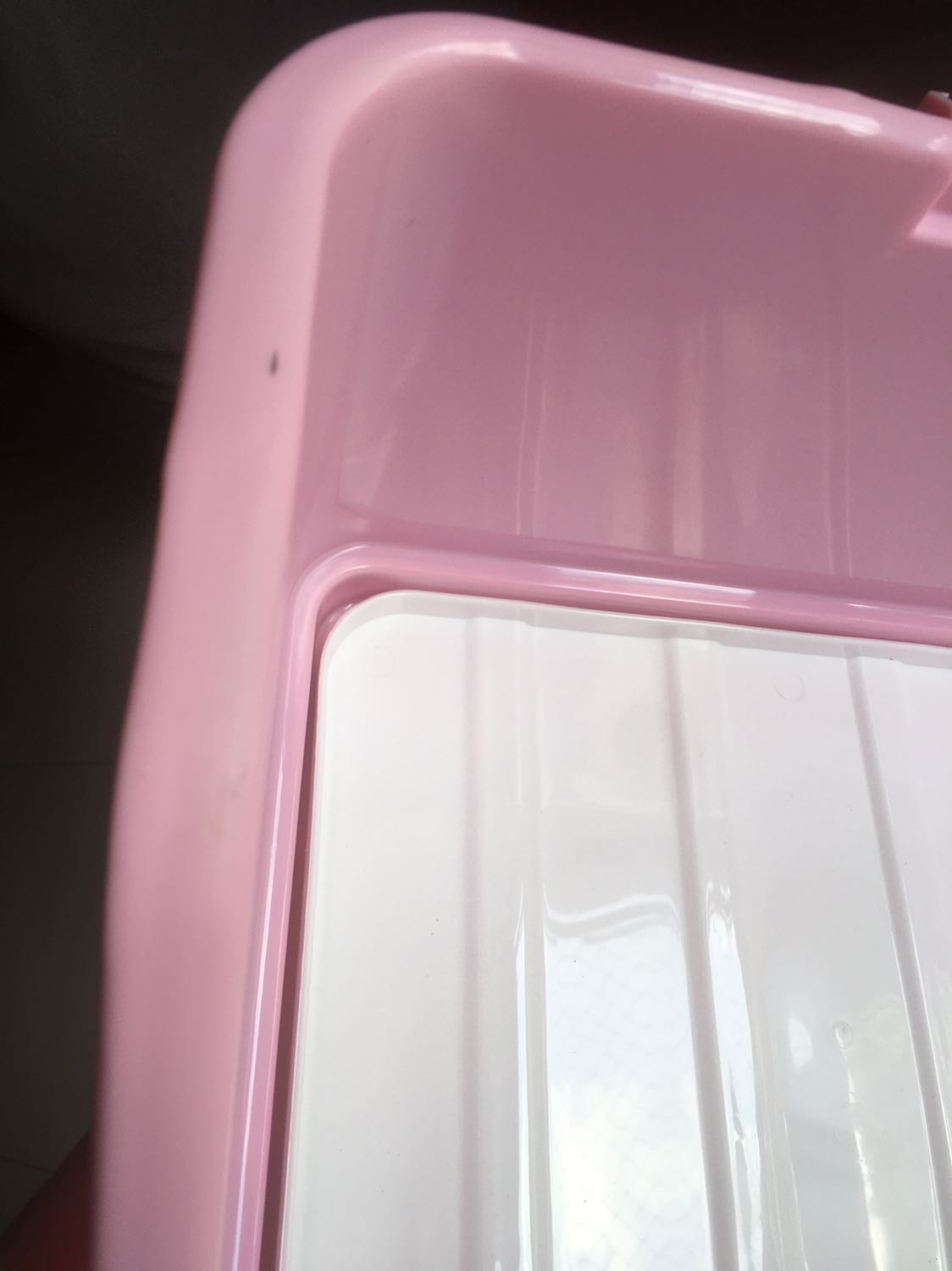 Hàng đóng gói cẩn thận nhưng khi mở ra thì thấy nhiều vết xước to. Đề nghị shop cho đổi hàng