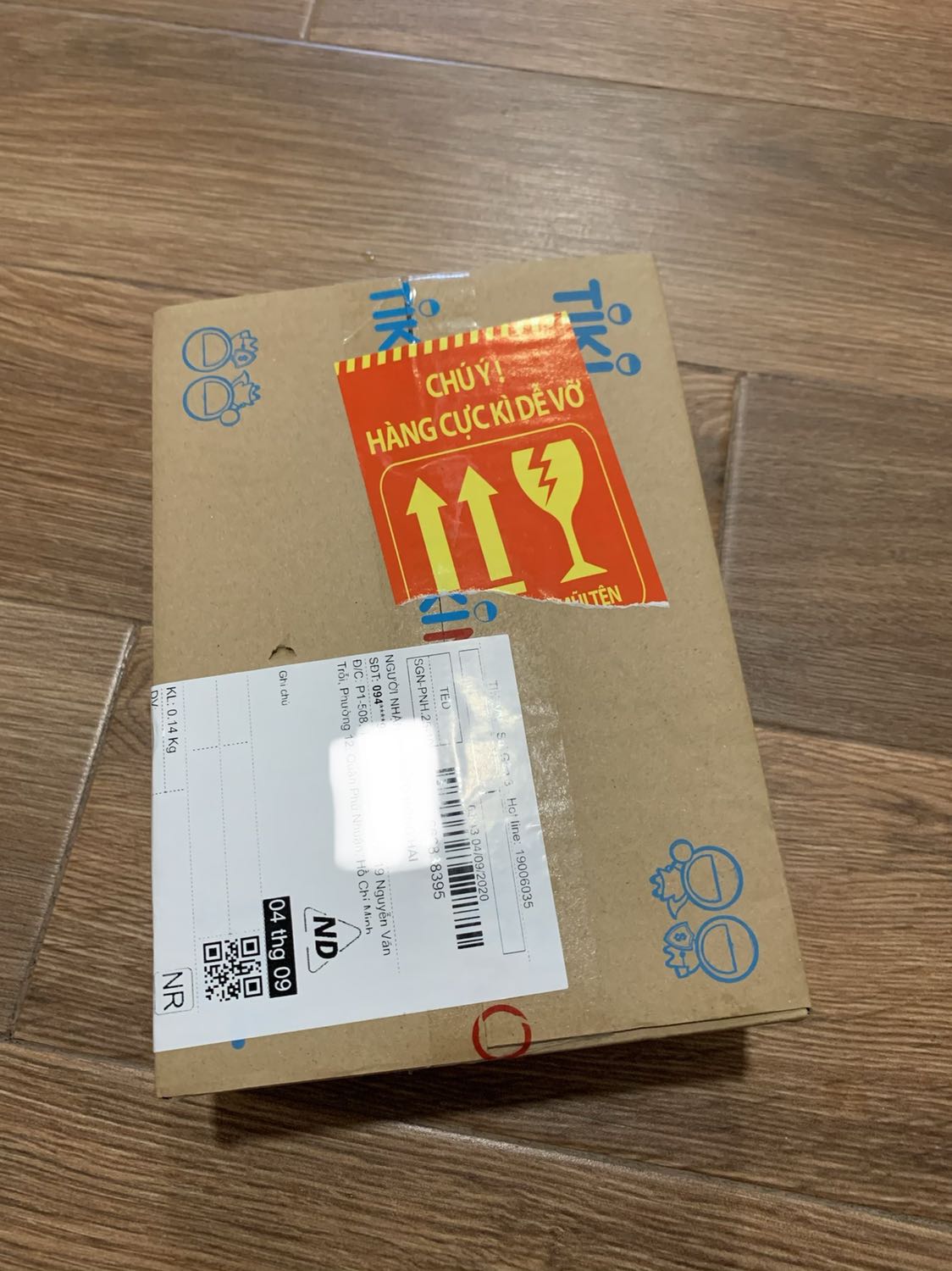 Đóng gói cẩn thận, giao hàng nhanh cấp kỳ, chất lượng chuẩn hàng chính hãng, giá tốt. Dùng thử sau 3 ngày thì thấy kết nối tốt, dùng rất tiện khi mình xài cùng lúc với Macbook Air, Ipad và Iphone, chỉ cần thao tác đơn giản với nút chuyển. Điểm trừ là hơi to và nút cuộn chưa thực sự đã lắm.