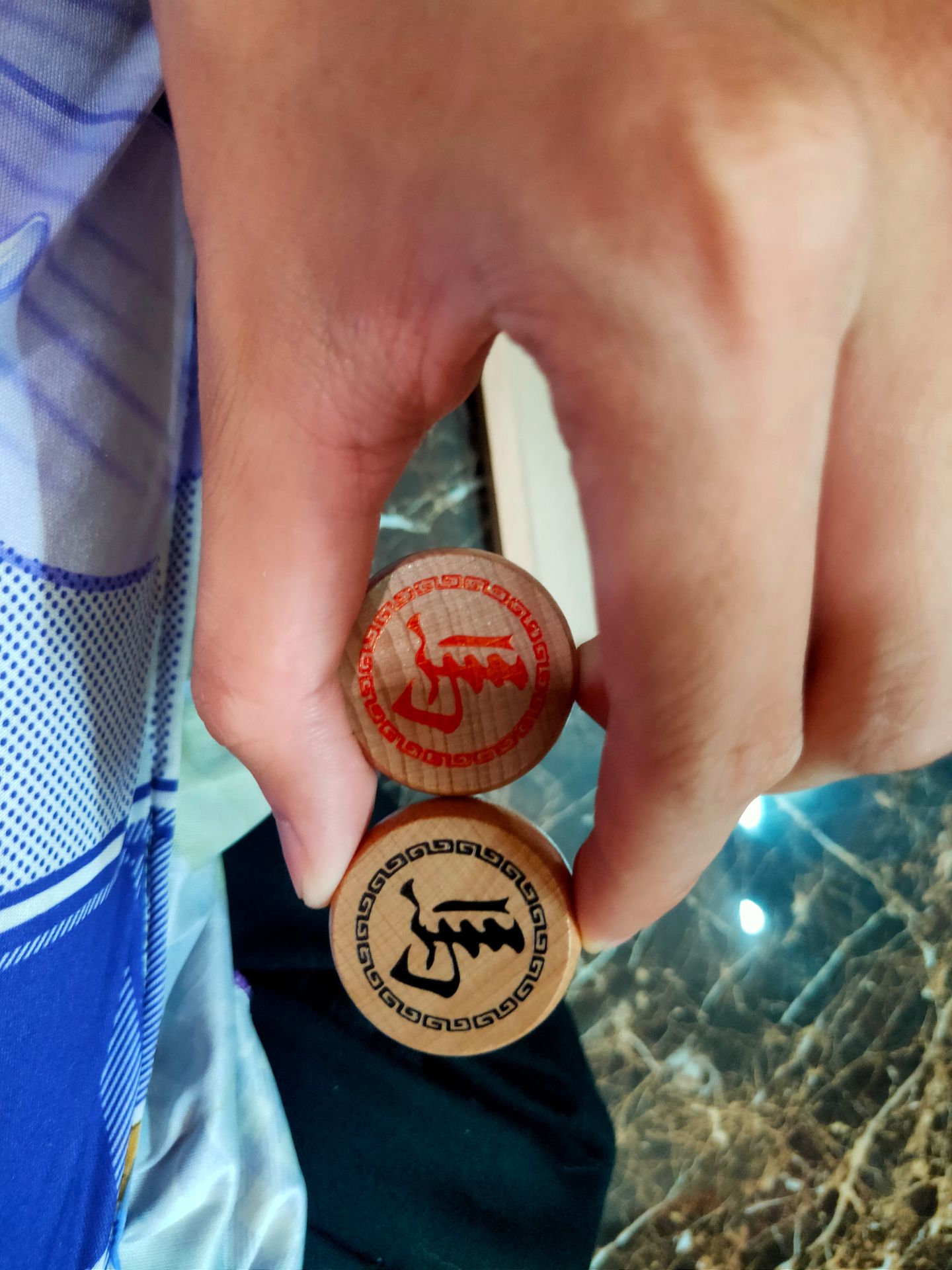 Đóng gói cực kỳ cẩn thận
Rất hài lòng với sản phẩm về bàn cờ lẫn quân cờ
Bàn cờ to, dày, chắc chắn vô cùng
Quân cờ thì to, chữ viết rõ ràng, hoa văn cũng vô cùng ưng ý ???
⭐⭐⭐⭐⭐