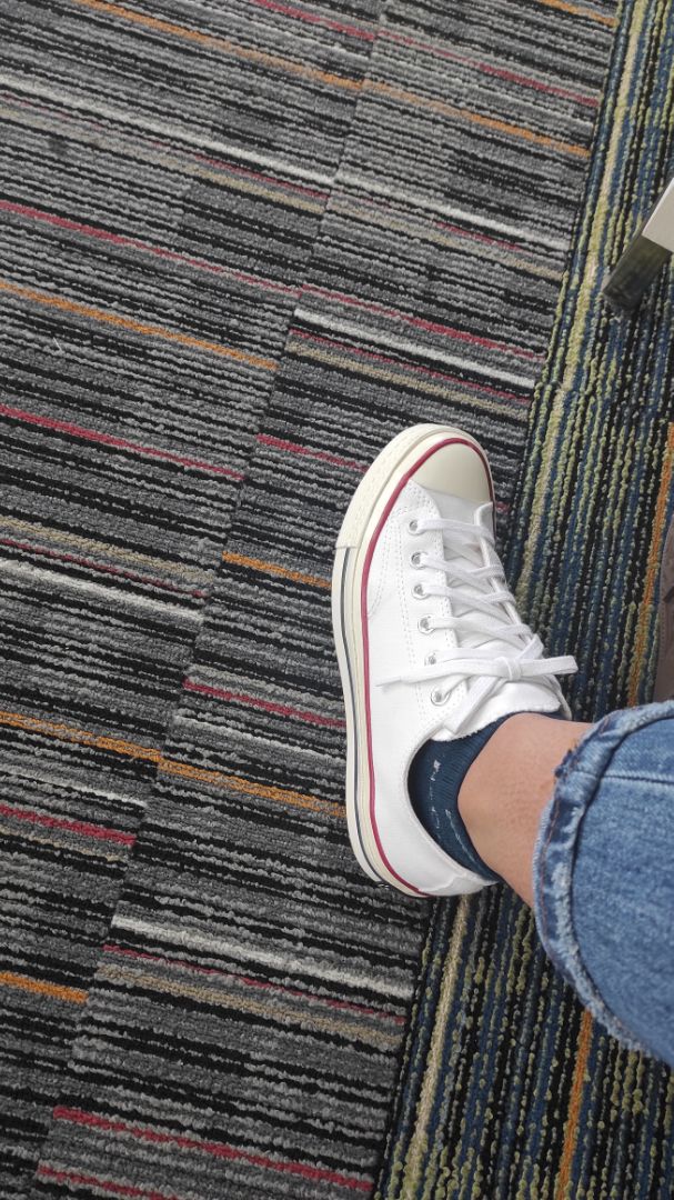 Dịch vụ oke. 
Mẫu giày không bao giờ lỗi thời.
Mang êm ái hẳn, nhưng ai quen mang giày thể thao thì sẽ thấy hơi nặng chân.
chất liệu ổn. Đóng gói gọn. Tiền nào của nấy.