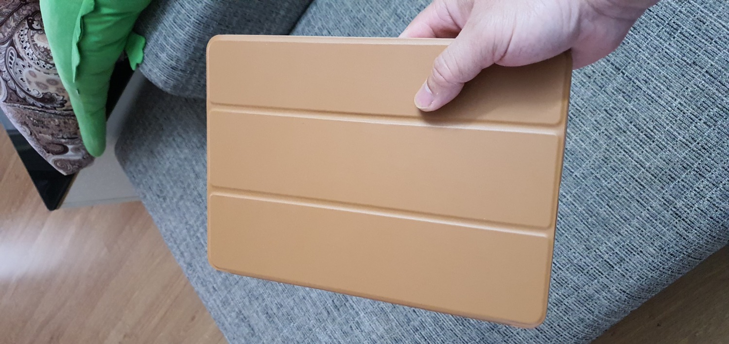 Mình mua màu da bò cho iPad Air 2 (bản cellular 64GB). Tiki giao rất sớm, đóng gói cẩn thận. Ốp chất lượng khá tốt, chức năng tự khóa màn hình khi gập ok. Phần cao su ốp vào máy hơi lỏng lẻo so với ốp cũ của mình. Tuy nhiên giá khá rẻ nên cũng thấy ok.