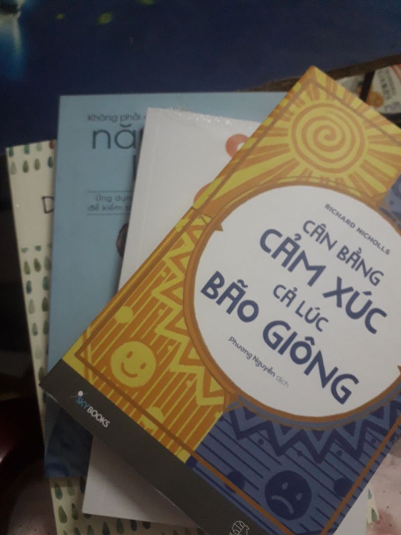 Tiki giao hàng nhanh chóng mặt luôn á. Mọi lần đặt từ 7h tối thì chiều hôm sau là có. Riêng lần này đặt tận lúc hơn 10h tối mà 11h trưa hôm sau đã có luôn rồi. Đặt sách trên tiki nhiều nên anh shipper đến trước cửa nhà rồi mới gọi ra lấy. Sách đóng gói rất cẩn thận.