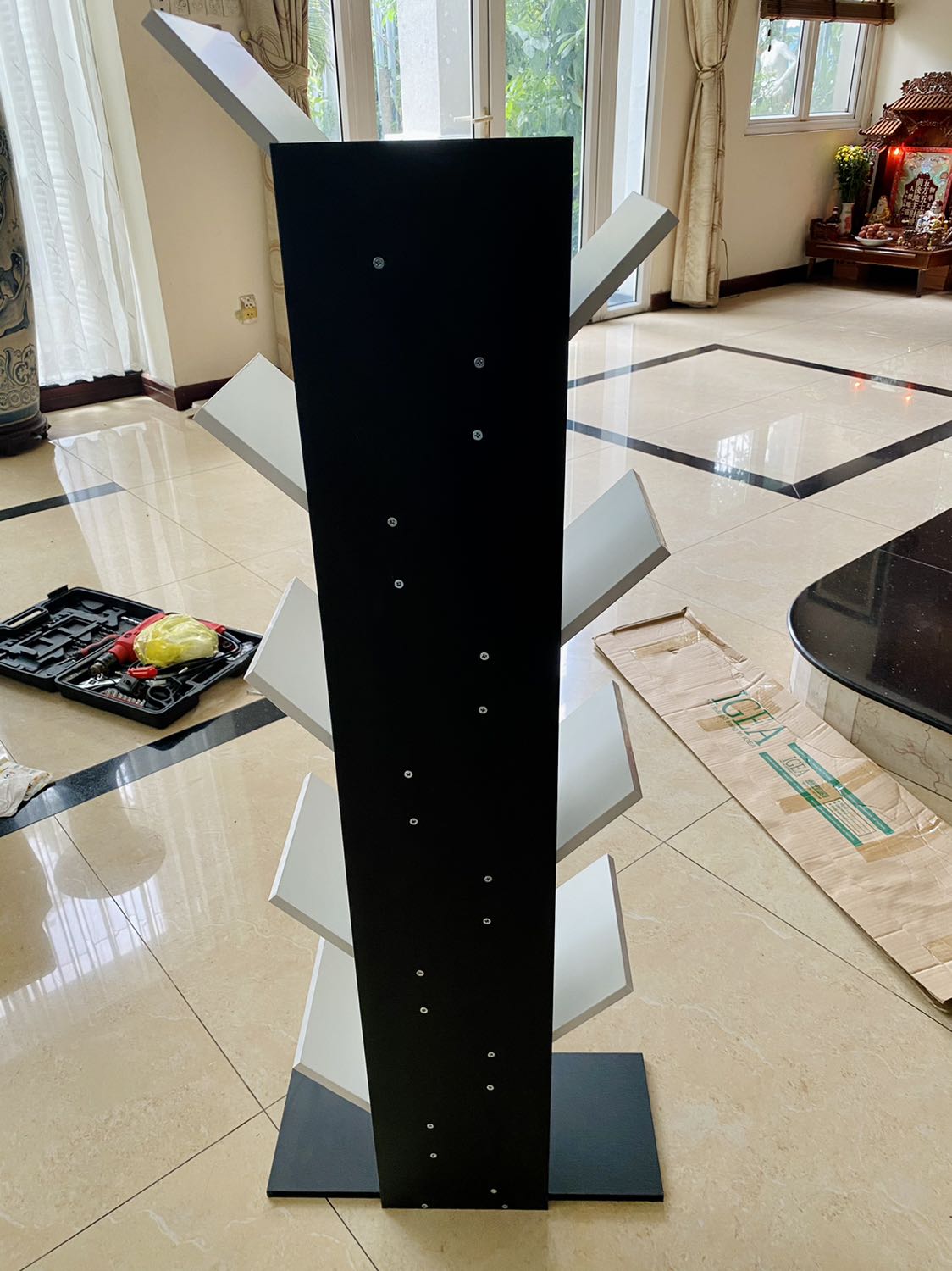 - Lần thứ 2 mình đặt kệ sách từ cửa hàng, đơn lần này giao nhanh hơn dự kiến đến 4 ngày. 
- Hàng đóng gói ổn, bên trong vẫn KHÔNG CÓ TỜ HƯỚNG DẪN, mình không biết cửa hàng có đọc đánh giá của khách hàng để cải thiện điểm này không nữa. Lỗ khoan trên những tấm gỗ không khớp nên vặn ốc rất vất vả. 
- Nhìn chung kệ sách đáng giá tiền, gỗ 2 màu trắng đen khá đẹp & chắc chắn. Với giá cả hợp lý, mình sẽ ủng hộ cửa hàng trong thời gian tới.