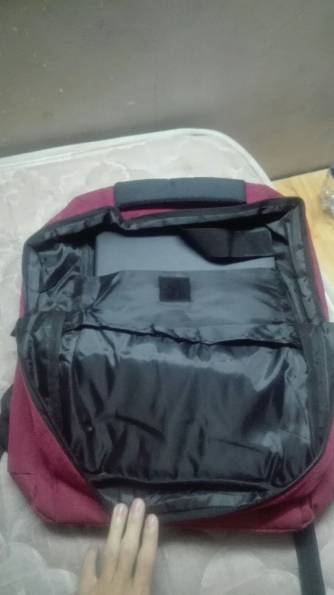 màu không được như trong hình balo khá rộng nên gần như hình vuông hơi thô nên phù hợp cho bạn nào cần mang nhiều đồ... giao hàng nhanh chóng