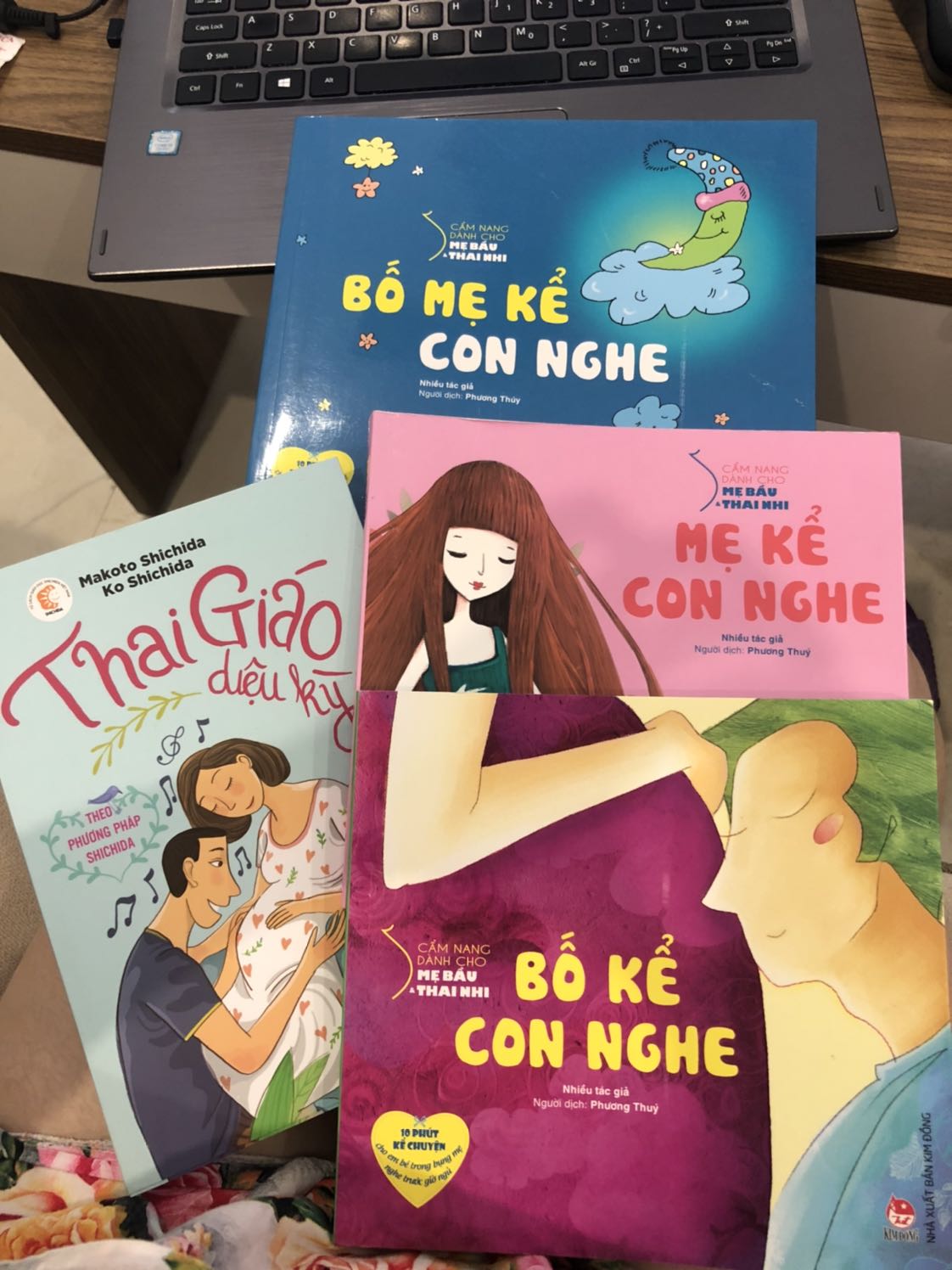 Mua sách của tiki chưa bao giờ làm mình thất vọng, cuốn sách hữu ích cho việc thai giáo, kết hợp bộ truyện kể cho bé nghe hằng đêm, tuy chưa cảm nhận được sự có mặt của con trong bụng nhưng thật sự thấy gắn kết với con rất nhiều