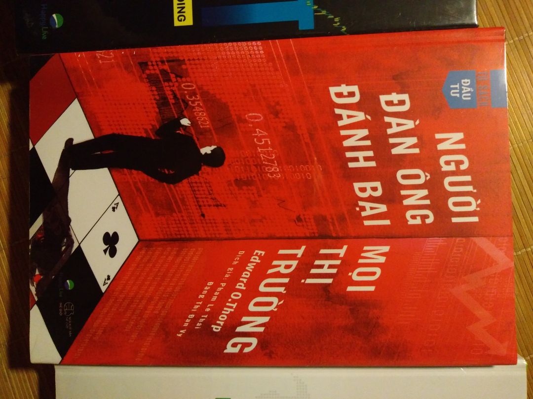 Mình đặt thêm mấy quyển của Happy live vì sách happy live rất uy tín sau khi mình đọc xong 3 cuốn rất hay về FA (pay back time-ngày đòi nợ, nghệ thuật đầu tư đhanho, lột xác để trở thành nhà đầu tư giá trị) mình  đặt thêm mấy quyển về TA này của anh Thái Phạm. vậy là mình có đủ trọn bộ sách đầu tư rất hay của anh Thái Phạm.
tiki giáo hàng rất nhanh nhanh: đặc biệt là cuốn giao dịch để kiếm tiền hàng ngày vừa đặt tối qua chiều nay nhận được luôn. vote cho tiki 5 sao. về sách thì mình đọc được bộ này có các cuốn: 
1. Điều quan trọng nhất: thực sự rất hay cho nhà đầu tư giá trị, câu chữ dẫn giải của tác giả rất dễ hiểu. team dịch rất hay và sát nghĩa với thị trường Việt Nam.
2. sách thiết kế cuộc đời thịnh vượng mà mình đọc được mấy chương nhưng thấy rất hay và hữu ích cho không chỉ các bạn trẻ, mà còn những người đã nhiêud năm đi làm như mình. mình thật tiếc là tác giả Thái Pham không ra cuốn này sớm để mình học hỏi và có được tư duy đúng, phương pháp đúng, định hướng đúng về cuộc đời mình trong tất cả các lĩnh vực cuộc sống như: sức khoẻ, tài chính, mối quan hệ, đam mê của cuộc đời.
3. bộ sách về TA gồm 3 cuốn: kỹ thuật giao dịch để kiếm tiền hàng ngày, giao dịch theo sóng Elliott và người đàn ông đánh bại mọi thị trường mình thấy rất đẹp và trau chuốt về hình ảnh, biểu đồ rõ ràng giấy thơm. tuy nhiên có cuốn Elliott giấy màu trắng mình sợ đọc sách buổi tối sẽ hới loá. mình thích giấy màu vàng đọc đỡ mỏi mắt hơn. về nội dung thì phải đọc kỹ cụ thể mới đánh giá được vì theo TA kiến thức rất rộng lớn và khó để nắm bắt được ngay.