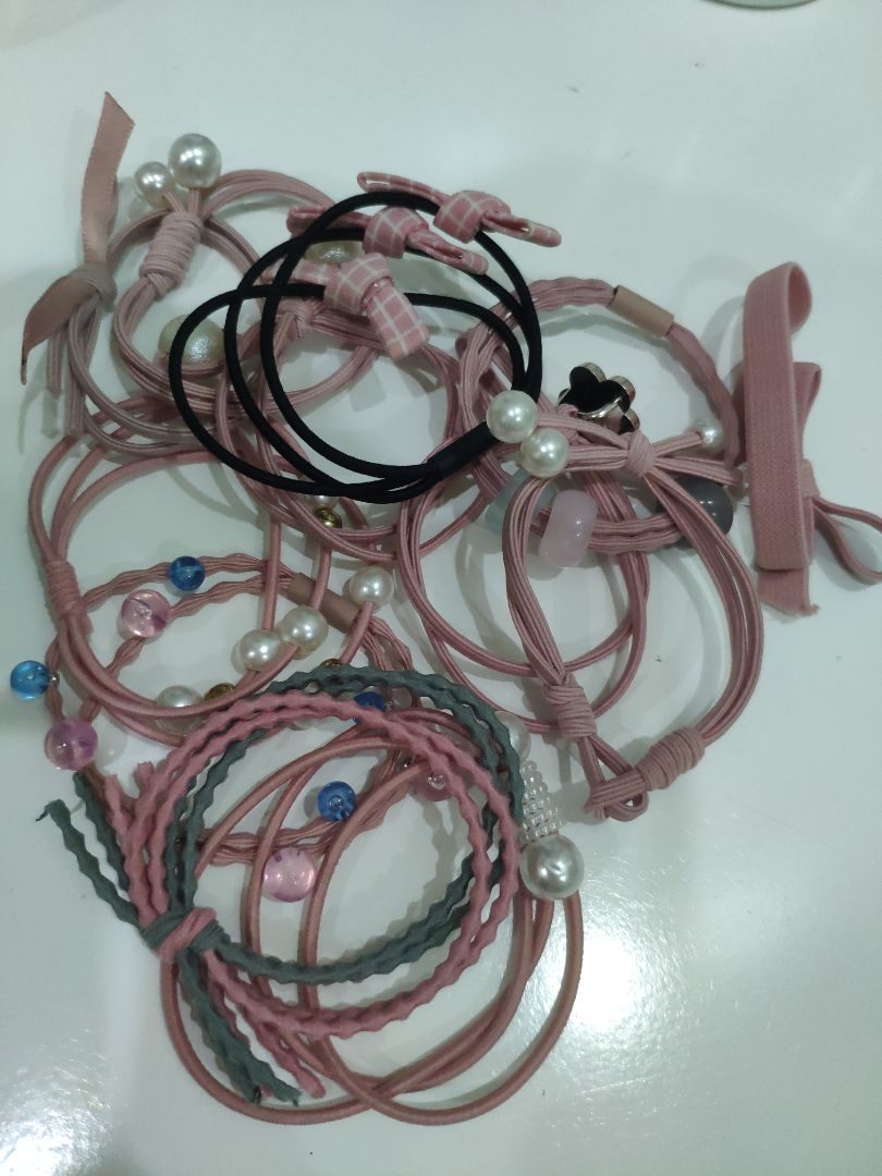 mẫu nào cũng xinh, buộc cũng chắc chắn chứ ko bị lỏng lẻo đâu nha. hộp đựng hơi bẹp chút nhưng ko sao cả