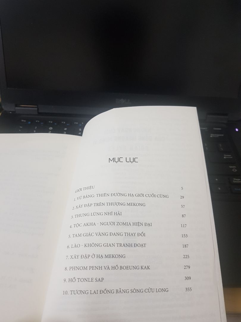 một quyển sách hay của Phan Lệ & Friend về chủ đề địa lý ký sự. Sách mô tả cuộc sống sinh hoạt sinh động của hệ sinh thái đa dạng xung quanh bờ sông Mekong và các chính sách chính trị rối ren của các quốc gia mà Mekong chảy qua. 
Mang tên gọi Cửu Long tại Việt Nam, Mekong cũng đã và đang làm tốt những sứ mệnh của một vị thần.