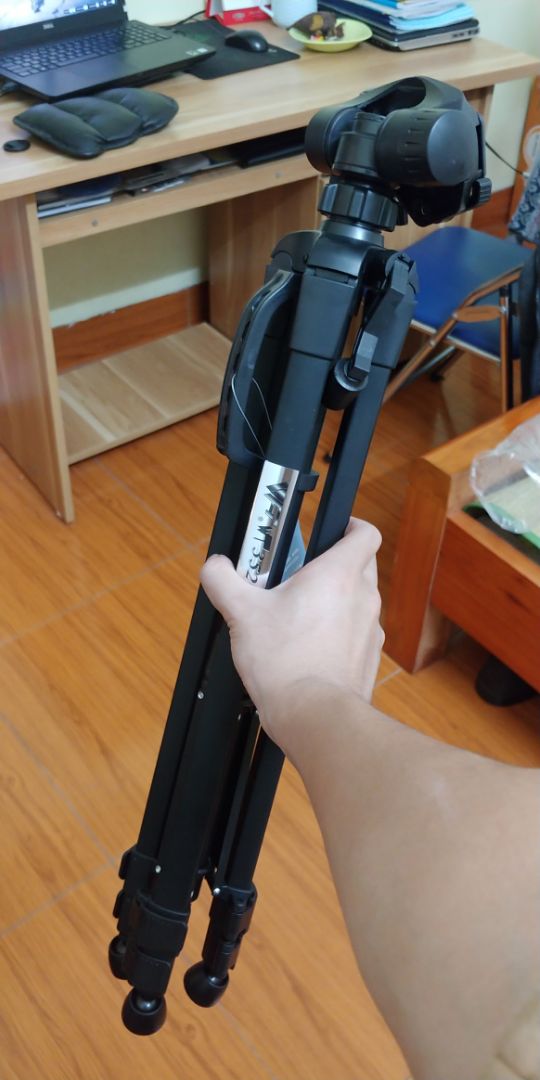 Sản phẩm hoàn thiện tốt, đóng gói đẹp và chắc chắn. Body kết hợp giữa nhôm và nhựa tổng hợp, phần nhôm hơi bám vân tay. Máy cao khoảng trên 140cm khi kéo dài các khớp nối ra. Overall thì đây là 1 tripod tốt trong tầm giá