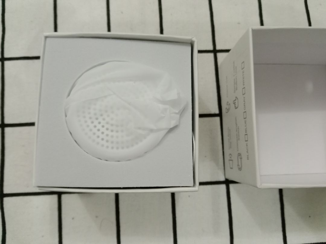 giao hàng nhanh. dê sử dụng.cảm nhận đầu tiên là loa quá đẹp. còn về âm thanh thì mỗi người một cảm nhận với mình cũng ko có chuyên môn nên ko dám đánh giá nhiều.