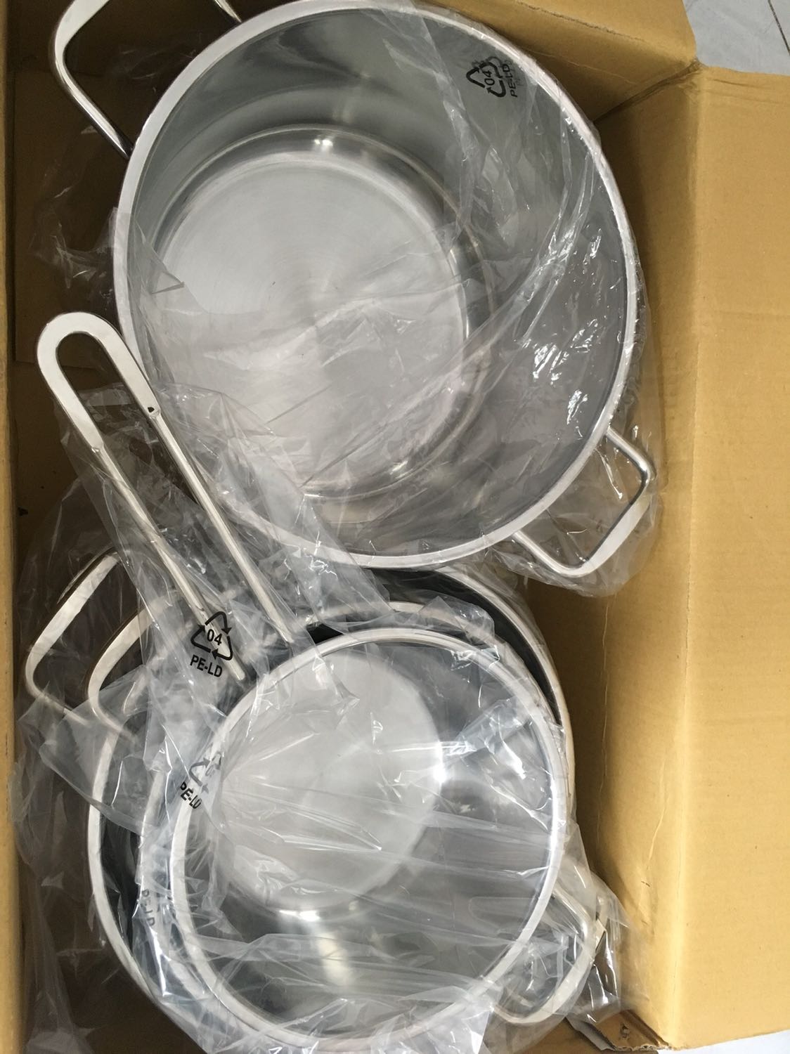 Nồi chắc chắn, dày dặn. Nhưng team trên nồi ghi tên 1 hãng gia dụng khác với tên shop trong phiếu bảo hành. Nhưng dù sao với giá tiện đó có bộ nồi như v cũng rất ok.