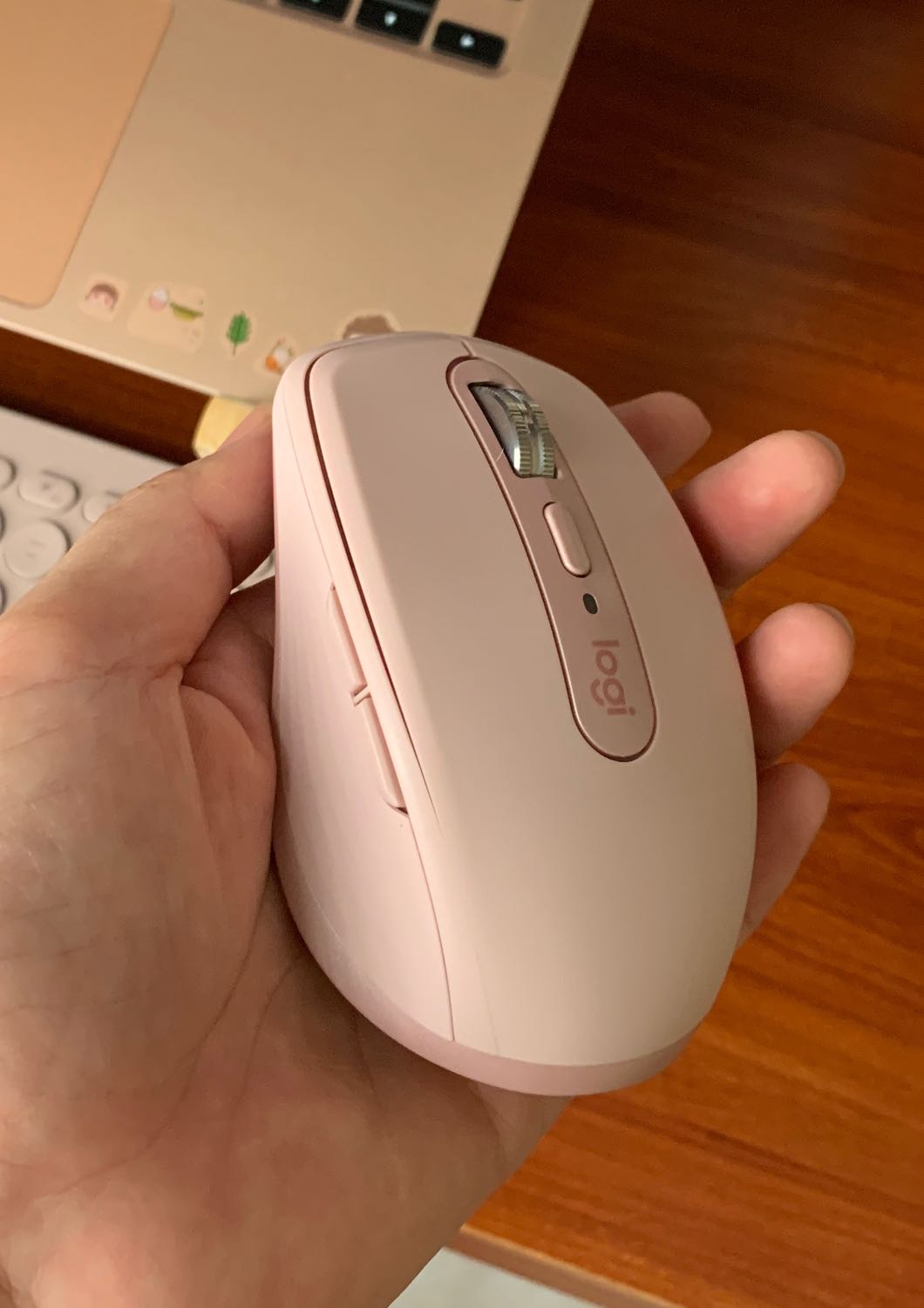 Sau một thời gian dùng thì thấy kết nối bluetooth ko ổn định, chuột bị giật, lag.
=====
Mình dùng mac nhưng loại dùng cho mac chỉ có màu trắng, nên phải dùng loại có chân kết nối cho đồng bộ, hơi bất tiện nhưng cũng đc.
Sản phẩm như hình. Vừa tay, chuột nhạy.Dùng lâu dài ntn thì chưa biết, trc mắt thì khá ok, chuột nhiều tính năng thông minh, tiện cho người dùng.