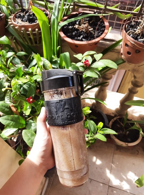 Giao hàng rất nhanh, mình đặt tối thứ 7 mà sáng thứ 2 đã nhận được rồi dù mình ở tỉnh. Máy xay siêu khoẻ, siêu mịn, siêu siêu nhanh, vừa mới đặt lên xay 1 tí 5,6 giây thôi mà đã nhuyễn rồi, lau chùi cũng rất nhanh và tiện. Mình mới chỉ thử 2 máy xay nhỏ vì mục đích mua của mình xay sinh tố là chính, mình thử xay hạt hạnh nhân cũng rất nhuyễn và bột. Với giá như này thì rất hợp lý, đáng đầu tư để ăn uống lành mạnh hơn. Từ khi có em cốc xay này mà mình chăm uống sinh tố hẳn, ngày nào cũng làm 1 cốc. Nói chung là đáng đồng tiền bát gạo, mọi người nên mua nha!!!