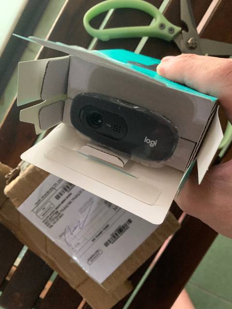 Nhận xét của mình như sau:
- Chất lượng hình ảnh ok với 720p, tốt hơn so với mình nghĩ.
- Âm thanh từ mic cũng khá tốt, mình quay video thử lúc trời mưa nhưng âm thanh cũng khá ổn, nghe được tốt và không bị quá ồn do tiếng mưa.
- Kẹp trên màn hình máy tính cũng khá ổn, di chuyển và thay đổi góc camera khá tiện lợi.
- Hàng hoá đóng gói kỹ.
- Nhân viên giao hình lịch sự, tuân thủ và giữ đúng khoảng cách an toàn khi giao hàng.
- Mình sử dụng trên Mac Mini M1, chỉ cần kết nối vô cổng USB là sử dụng được liền không cần cài đặt phức tạp. Mình nghĩ chắc Windows hay Mac gì thì tính năng làm việc cũng sẽ như nhau thôi.
- Mình không rõ cảm nhận của mình có đúng không nhưng sau khi quay video thử bằng OBS liên tục sau tầm 20-30 phút thì webcam có vẻ hơi nóng.

Cảm ơn dịch vụ của shop nhé. Hy vọng sẽ có dịp ủng hộ shop tiếp :)))))