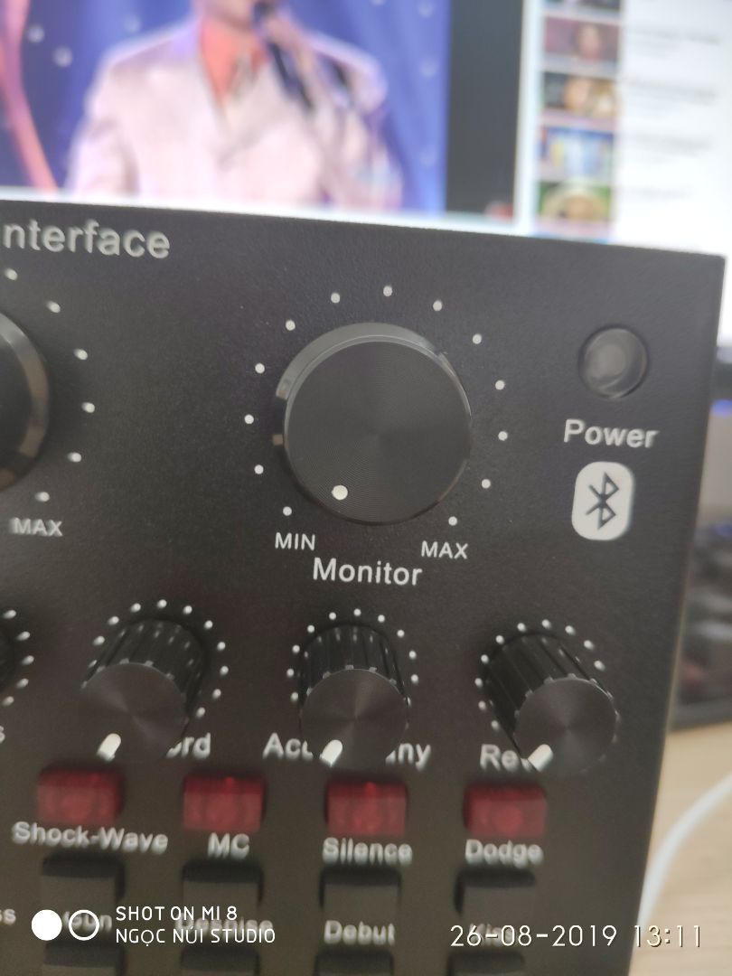 mình cũng đã mua, ko có bluetooth và âm nhỏ là do chưa mở ***ồn nha mấy chế, nhấn giữ nút trong suốt để bật ***ồn, nhưng ở đây người bán hàng ko tư vấn, ko mô tả, khách đánh giá nhiều ko trả lời. 
lỗi thứ 2 là ko live stream được, ko quay video được, nó thu bằng mic của đt chứ ko thu thông qua sound card này, nói chung sản phẩm cũng ko đáng mua, mua thử mất tiền *** thế là đủ, mua đồ xin tí mà dùng nha mn, còn ai live được thì  chỉ e với