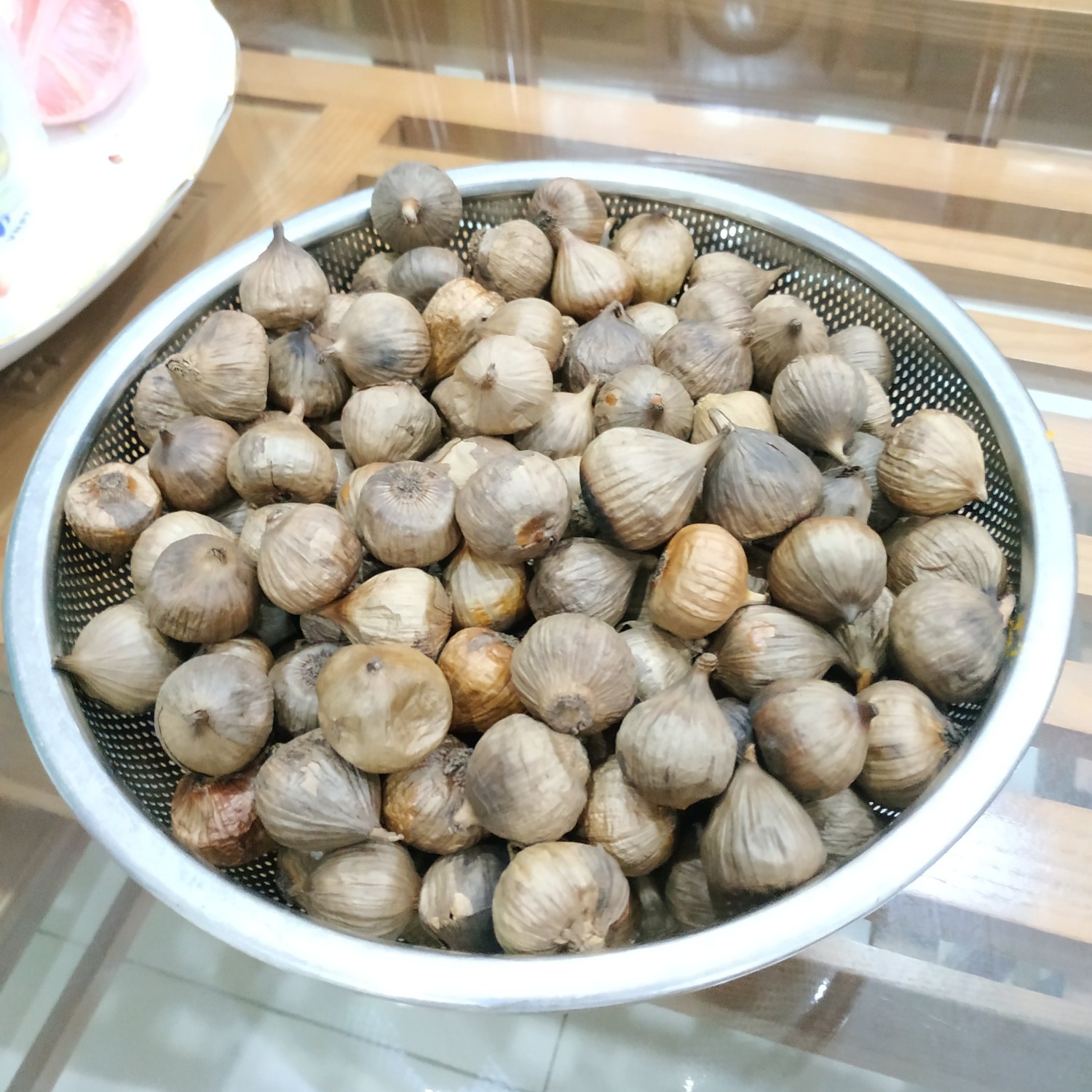 Mình vừa cho ra lò mẻ tỏi, tỏi ra rất đều, đen, dẻo và ngọt. Máy linh hoạt quá có nhiều chế độ làm tỏi nên mình mua tỏi loại nào về cũng làm được không phải ke ngày như máy trước đây mình dùng  Shop ah. Các chế độ lại có đèn Led sáng nên mình biết là mình đang làm ở chế độ nào.  Mình xếp đầy cả 4 tầng luôn, số lượng hơn hẳn máy cũ mình dùng. Cả nhà mình đều dùng tỏi đen thường xuyên nên máy mình cho chạy hết công suất luôn SHop ah. Mình lại vừa cho làm mẻ tiếp theo chạy tiếp tỏi Lý sơn, mình chỉ dừng có 1 ngày để vệ sinh xoong và khay , chắc không sao Shop nhỉ?