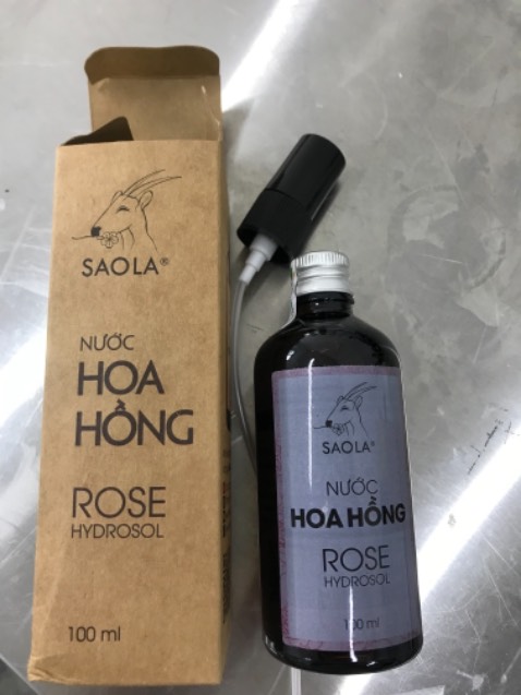 Nhận được hàng sau 1 ngày đặt, ấn tượng với thời gian giao hàng và đóng gói cẩn thận của Tiki. Về sản phẩm, sau 5 ngày sử dụng mới quyết đinh đánh giá, cảm nhận đầu tiên về bao bì đóng gói rất thân thiện, sản phẩm còn được công bố mỹ phẩm nên rất yên tâm về chất lượng. Mình cũng trồng hoa hồng nên khi xịt lên mặt thì đúng là quá bất ngờ, cảm giác như đang ngửi bông hoa thật luôn í, cảm nhận là không chứa cồn thật, dưỡng ẩm khá ok, có se khít lỗ chân lông, sẽ ủng hộ shop dài dài nè.