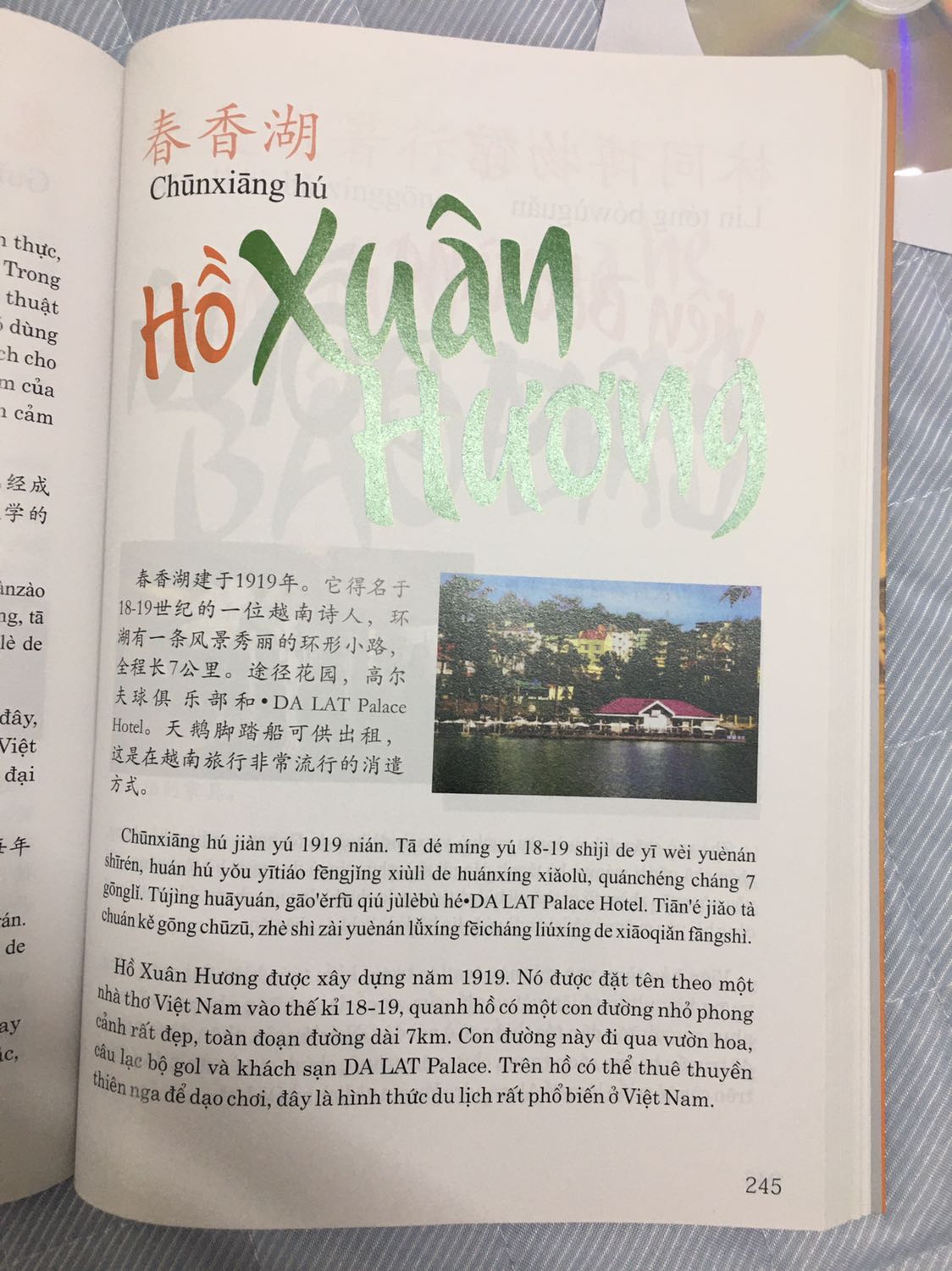 Sách dày, khổ sách to, giấy đẹp, tốt. Chữ in đẹp nét, trình bày bố cục đẹp. Nội dung miễn chê với đầy đủ chữ tiếng trung, phiên âm và bản dịch. Hình chụp minh hoạ nét đẹp và to làm hứng thú đọc ngay. Cảm giác không chỉ đọc sách học mà đang đọc tạp chí về du lịch. Nội dung phong phú và cô đọng về cảnh quan ẩm thực của đất nước con người Việt Nam. Phù hợp với người học ở trình độ trung cấp trở lên. Điểm trừ là đĩa nghe không dán nhãn làm dễ lẫn với đĩa khác (vì mình mua mấy quyển tiếng Trung khác nhà xuất bản) và khó bảo quản.