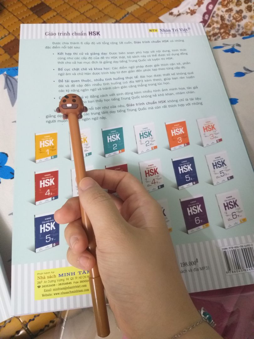 Giao hàng cực nhanh luôn. Mình đặt trưa T7, tưởng T2 mới có mà sáng CN đã giao đến rồi. Đóng gói chắc chắn, đẹp. Sách thẳng thóm, thơm tho, không bị rách/gãy, đầy đủ CD. Giá cả mua combo này rẻ hơn với giá gốc, mình còn áp mã khuyến mãi nữa nên rất ok luôn. Với được tặng thêm cả cây bút xinh xinh, hihi