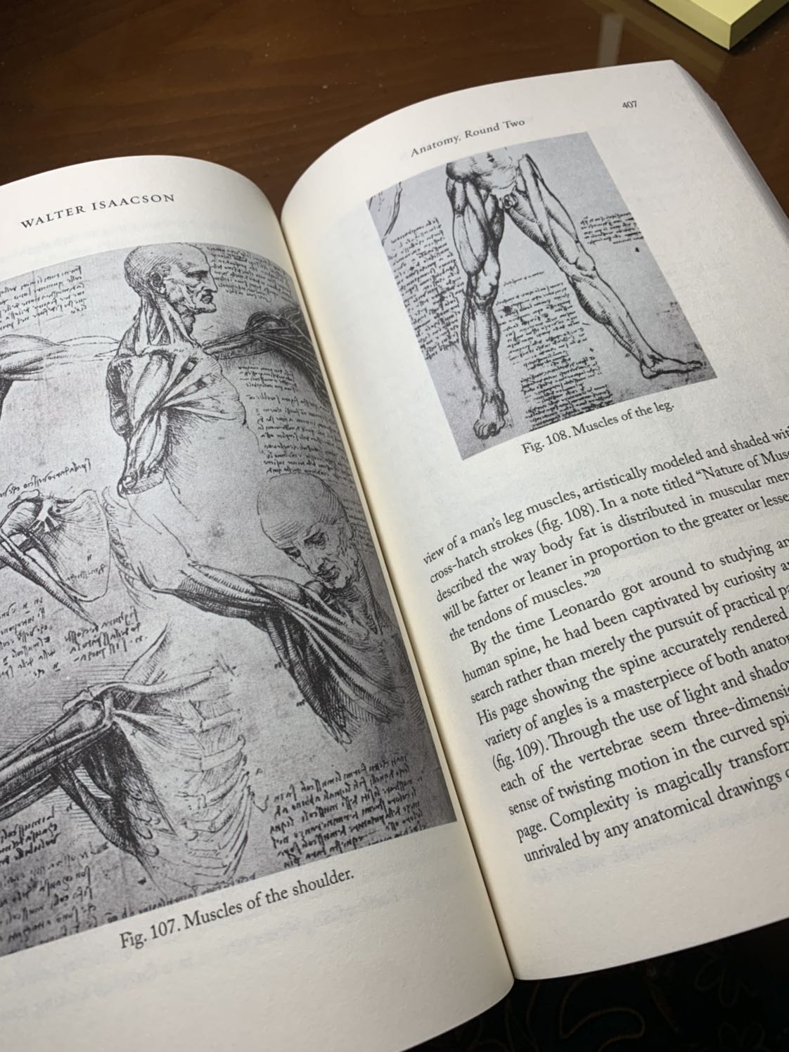 Mặc dù là thể loại biography, nhưng cuốn sách này không tập trung khai thác thông tin về đời tư của danh hoạ Leonardo, thay vào đó, phân tích chuyên sâu về những tác phẩm và những ghi chép của ông trong quyển sổ tay. Thông tin về Leonardo rất rỉ giọt và khan hiếm, nên việc tổng hợp thành 1 cuốn sách đầy đủ thông tin thế này, là 1 điểm cộng không thể bàn cãi. Đó cũng là lí do Bill Gates hết lời ca ngợi và đồng tình trước những lời bình phẩm và tường thuật mà Walter Issacson dành cho Leonardo. Hơn ai hết, Bill Gates-người sở hữu bản notebook trị giá hơn 30 triệu đô của danh hoạ, có thẩm quyền đánh giá một cách khách quan nhất, về những sáng tạo nghệ thuật, khoa học mà vị thiên tài toàn năng- Leonardo đã để lại cho nhân loại. Mặc dù là thể loại biography, nhưng cuốn sách này không tập trung khai thác thông tin về đời tư của danh hoạ Leonardo, thay vào đó, phân tích chuyên sâu về những tác phẩm và những ghi chép của ông trong quyển sổ tay. Thông tin về Leonardo rất rỉ giọt và khan hiếm, nên việc tổng hợp thành 1 cuốn sách đầy đủ thông tin thế này, là 1 điểm cộng không thể bàn cãi. Đó cũng là lí do Bill Gates hết lời ca ngợi và đồng tình trước những lời bình phẩm và tường thuật mà Walter Issacson dành cho Leonardo. Hơn ai hết, Bill Gates-người sở hữu bản notebook trị giá hơn 30 triệu đô của danh hoạ, có thẩm quyền đánh giá một cách khách quan nhất, về những sáng tạo nghệ thuật, khoa học mà vị thiên tài toàn năng- Leonardo đã để lại cho nhân loại.