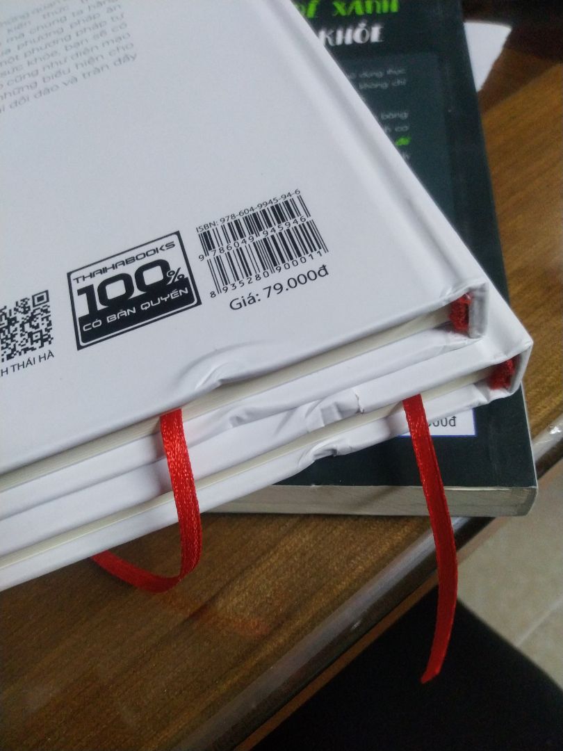 mình chưa đọc, nhưng nhận hàng thấy hộp bị rách 1 mặt, sách bên trong thì bị móp bìa như ảnh. k biết do nhà sách hay do bên vận chuyển! tấm chống sốc k đáng là sao nhưng chắc chắn sẽ giữ sách tốt hơn. nhìn cuốn sách như này vừa thấy xót sách vừa mất hứng đọc quá!!!